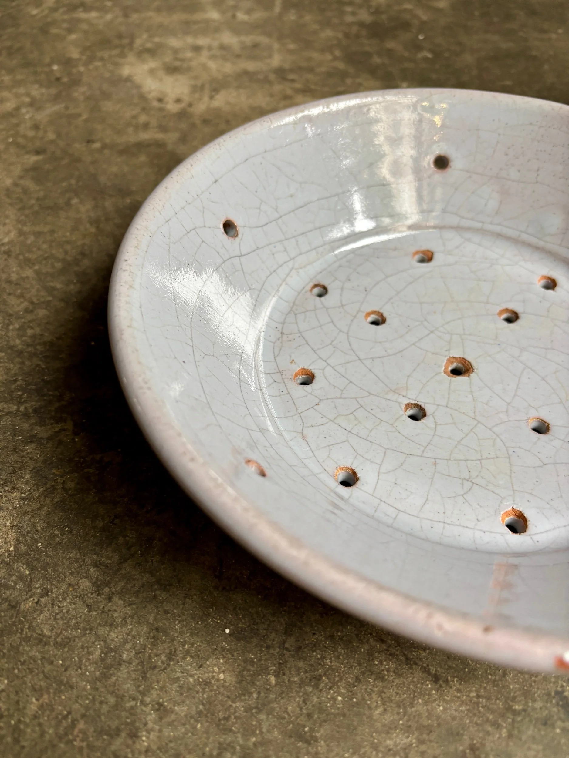 egouttoir-terre-cuite-emaillee-vaisselle-vintage-axs-design-paris-france