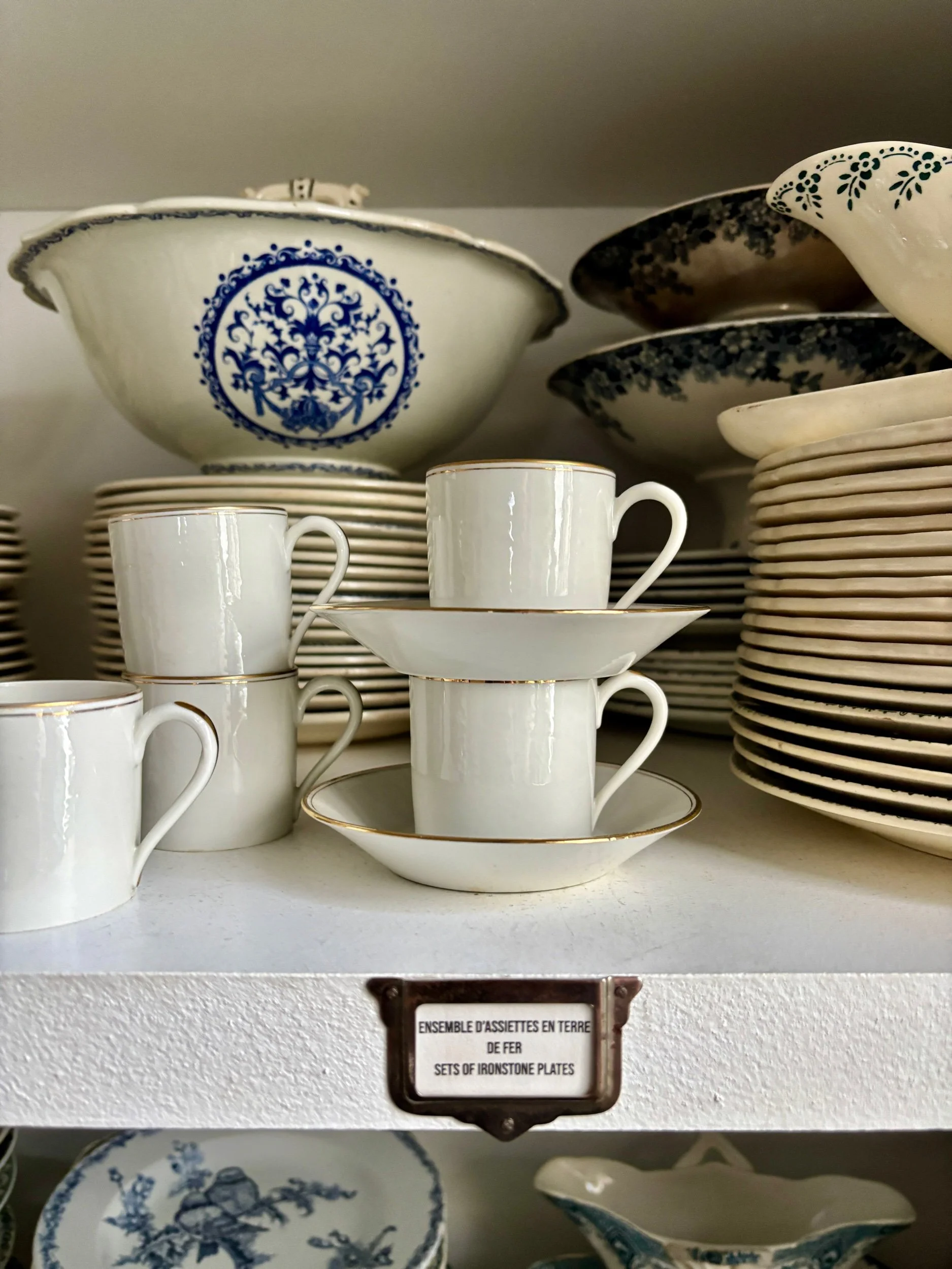 tasses-soucoupes-porcelaine-limoges-blanc-dore-vaisselle-vintage-axs-design-paris-france