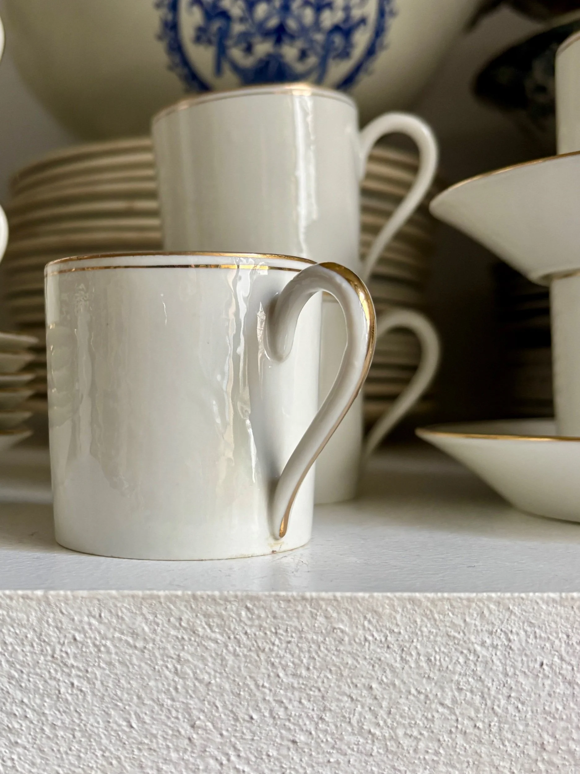 tasses-soucoupes-porcelaine-limoges-blanc-dore-vaisselle-vintage-axs-design-paris-france