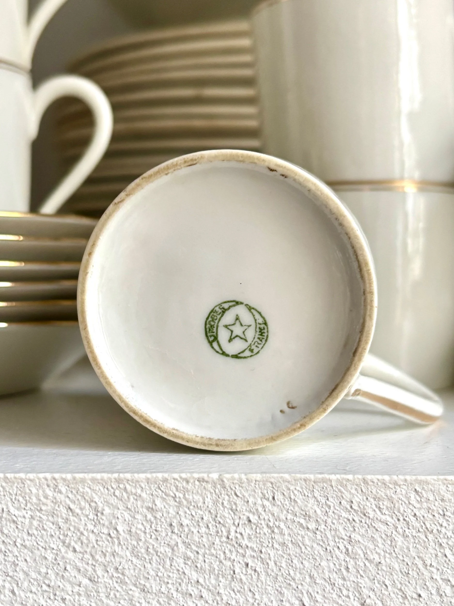 tasses-soucoupes-porcelaine-limoges-blanc-dore-vaisselle-vintage-axs-design-paris-france