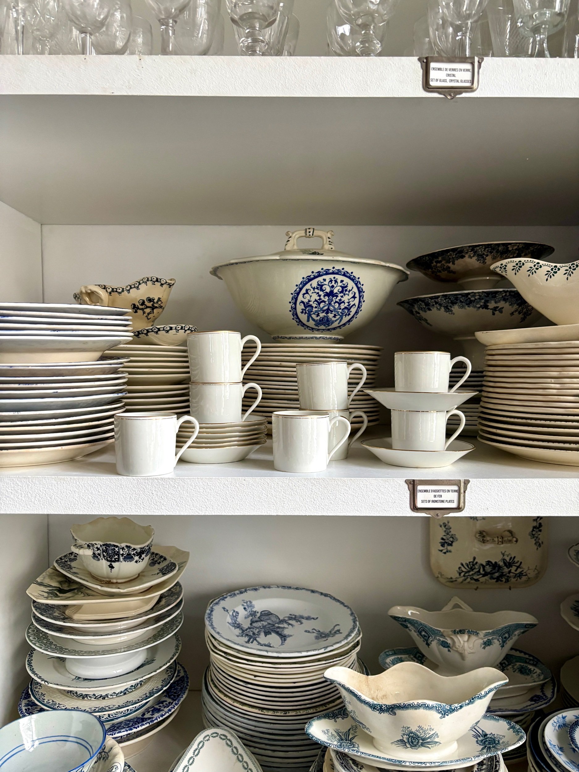 tasses-soucoupes-porcelaine-limoges-blanc-dore-vaisselle-vintage-axs-design-paris-france