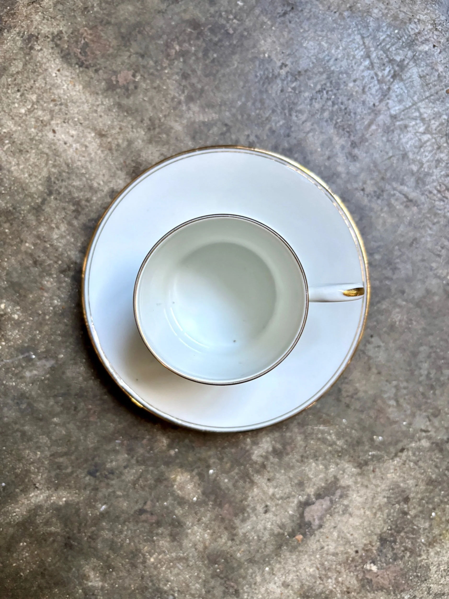 tasses-soucoupes-porcelaine-limoges-blanc-dore-vaisselle-vintage-axs-design-paris-france