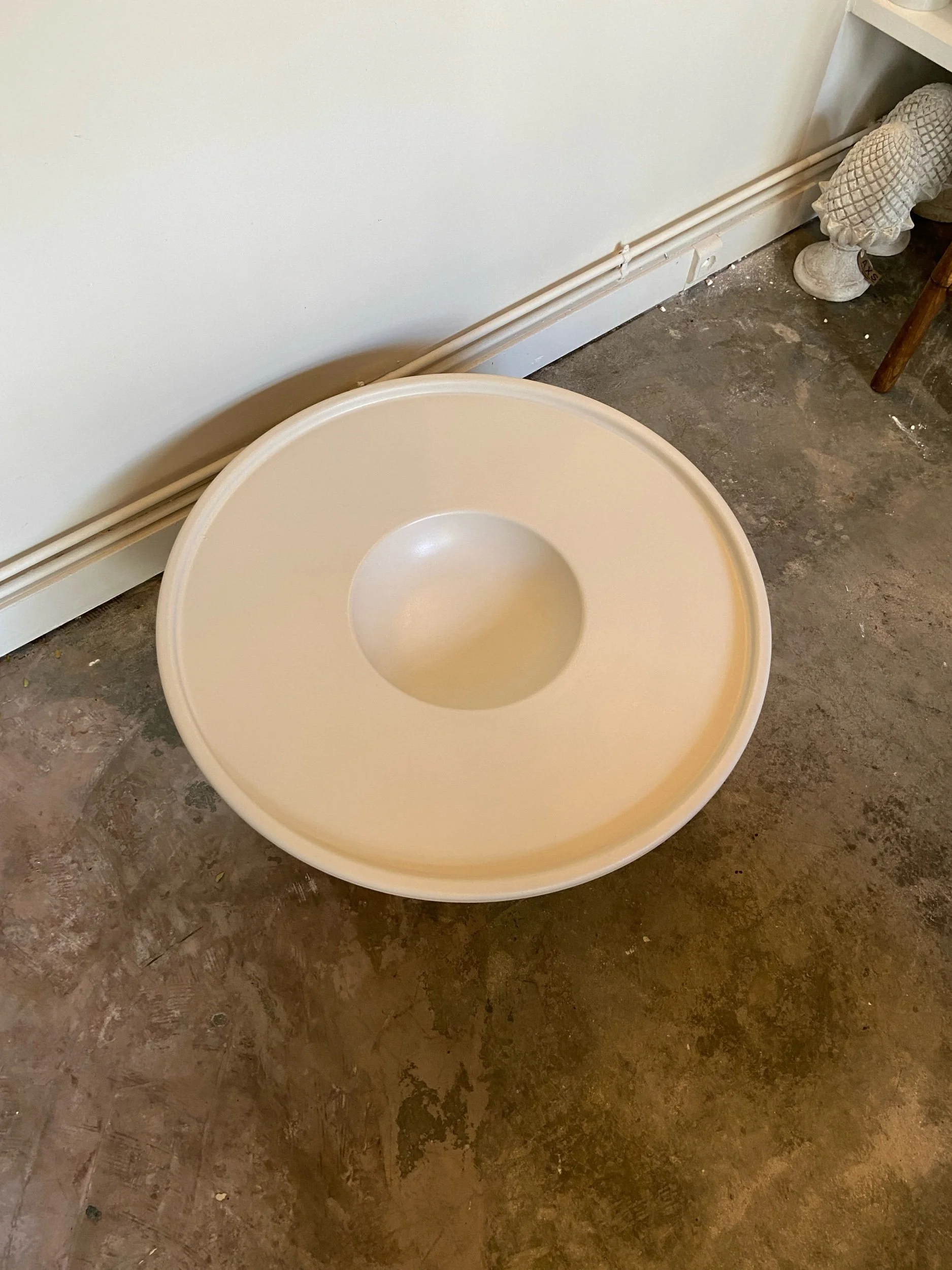 table-basse-saturne-plastique-beige-meuble-vintage-axs-design-paris-france