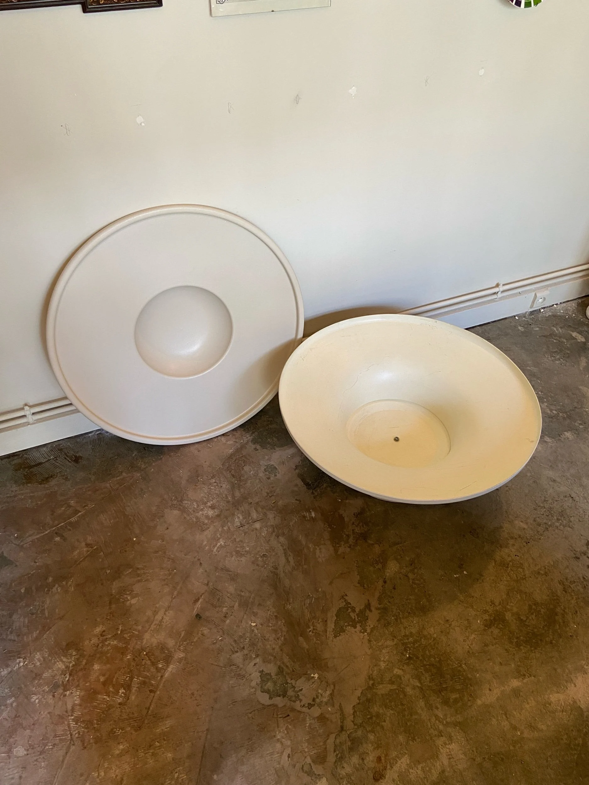 table-basse-saturne-plastique-beige-meuble-vintage-axs-design-paris-france