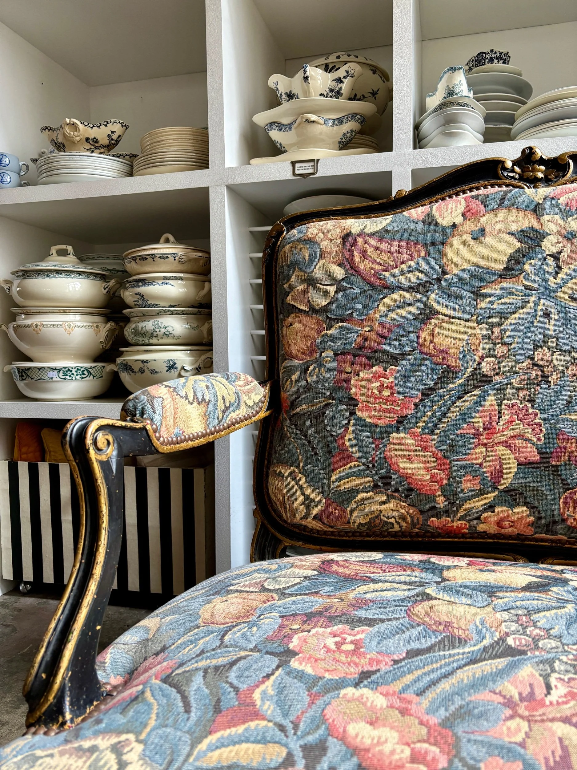 marquise-fauteuil-louis-xv-napoleon-iii-bois-noir-dore-jacquard-fleuri-vintage-axs-design-paris-france