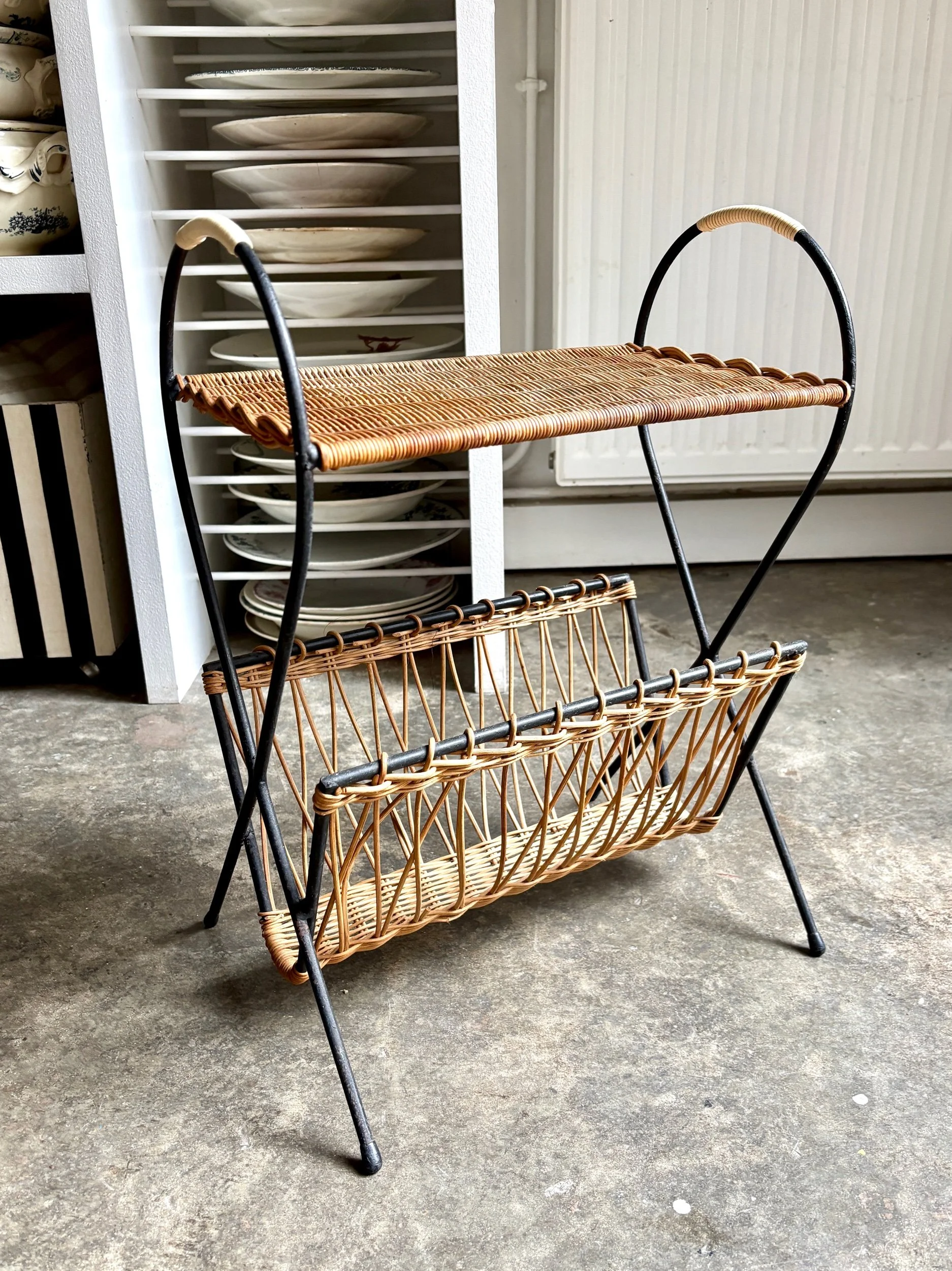 Porte-revue en métal noir et osier tressé