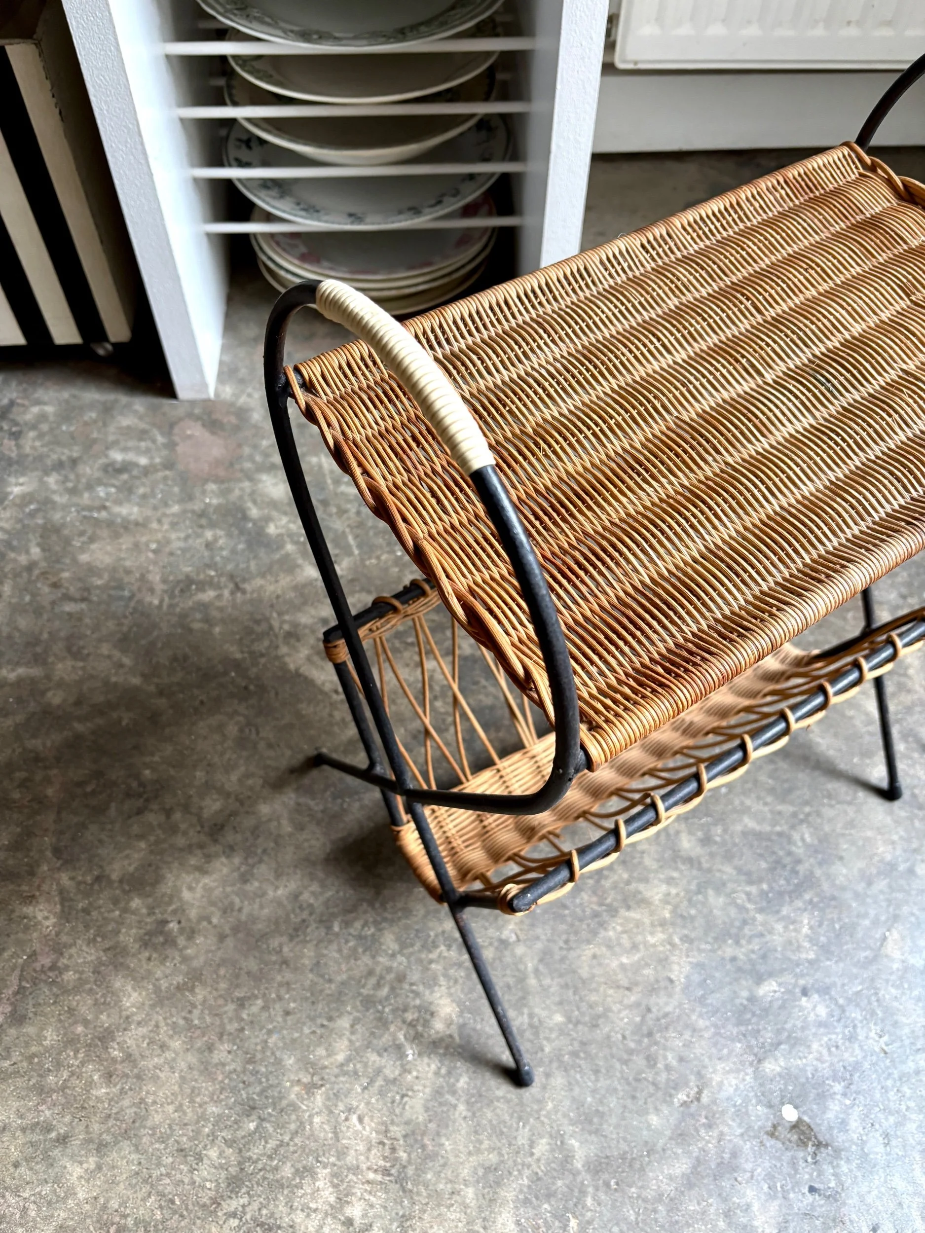 porte-revue-metal-noir-osier-meuble-vintage-axs-design-paris-france