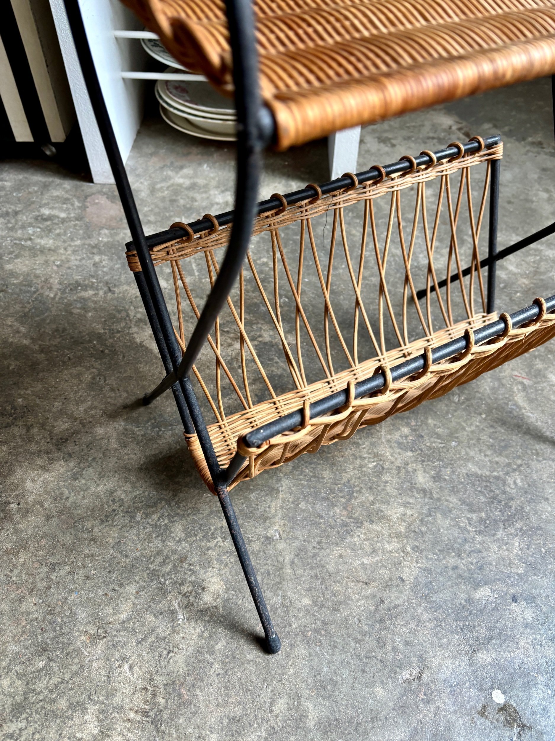 porte-revue-metal-noir-osier-meuble-vintage-axs-design-paris-france