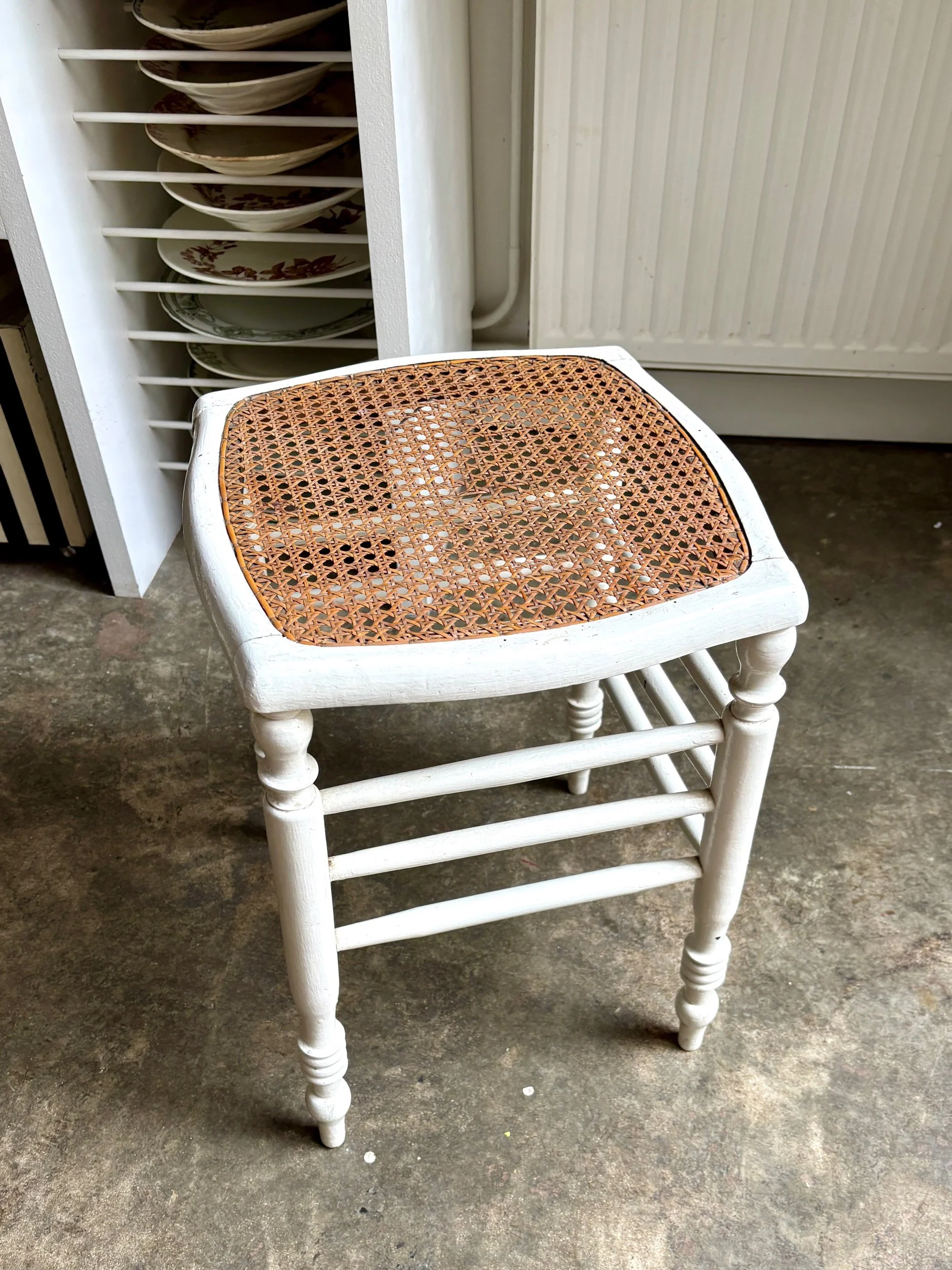 tabouret-bois-blanc-cannage-assise-vintage-axs-design-paris-france