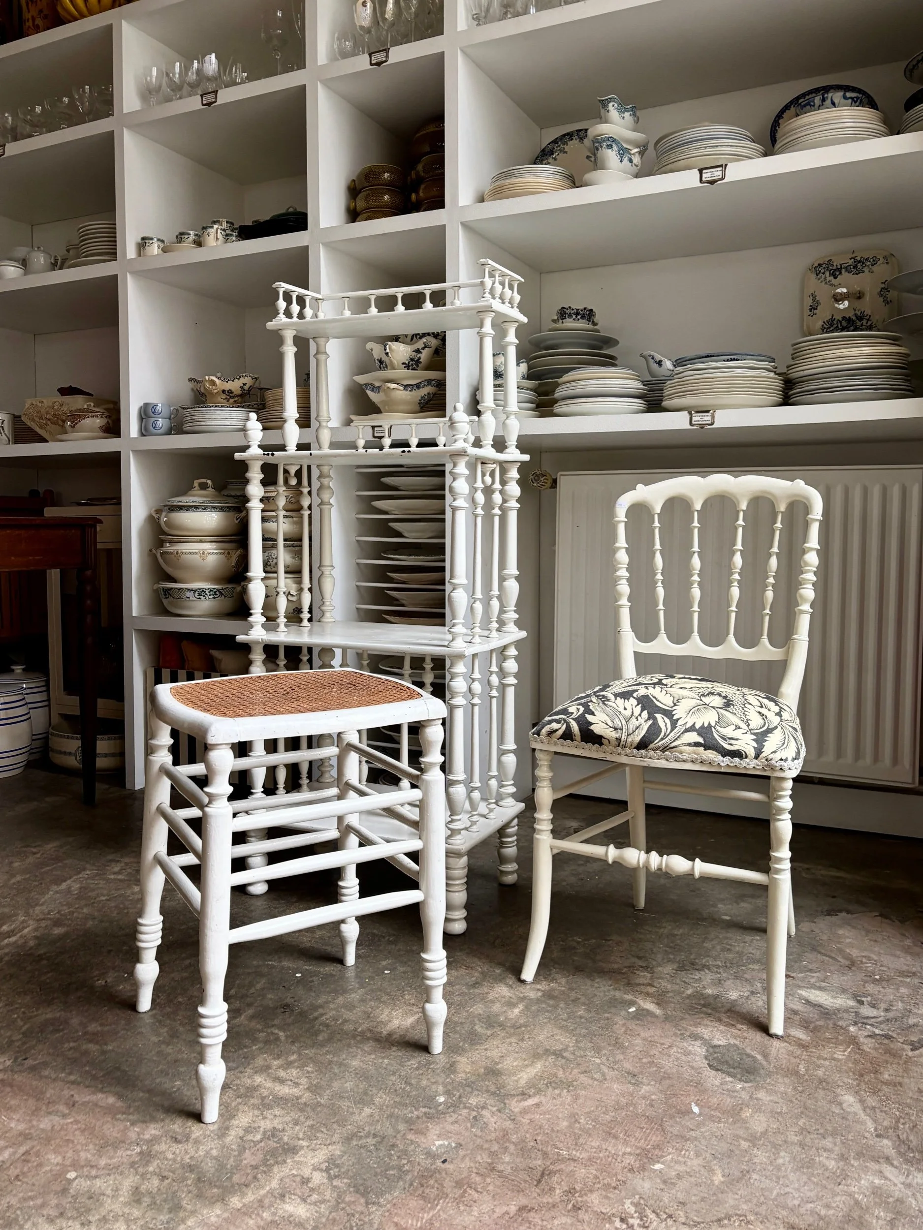 tabouret-bois-blanc-cannage-assise-vintage-axs-design-paris-france