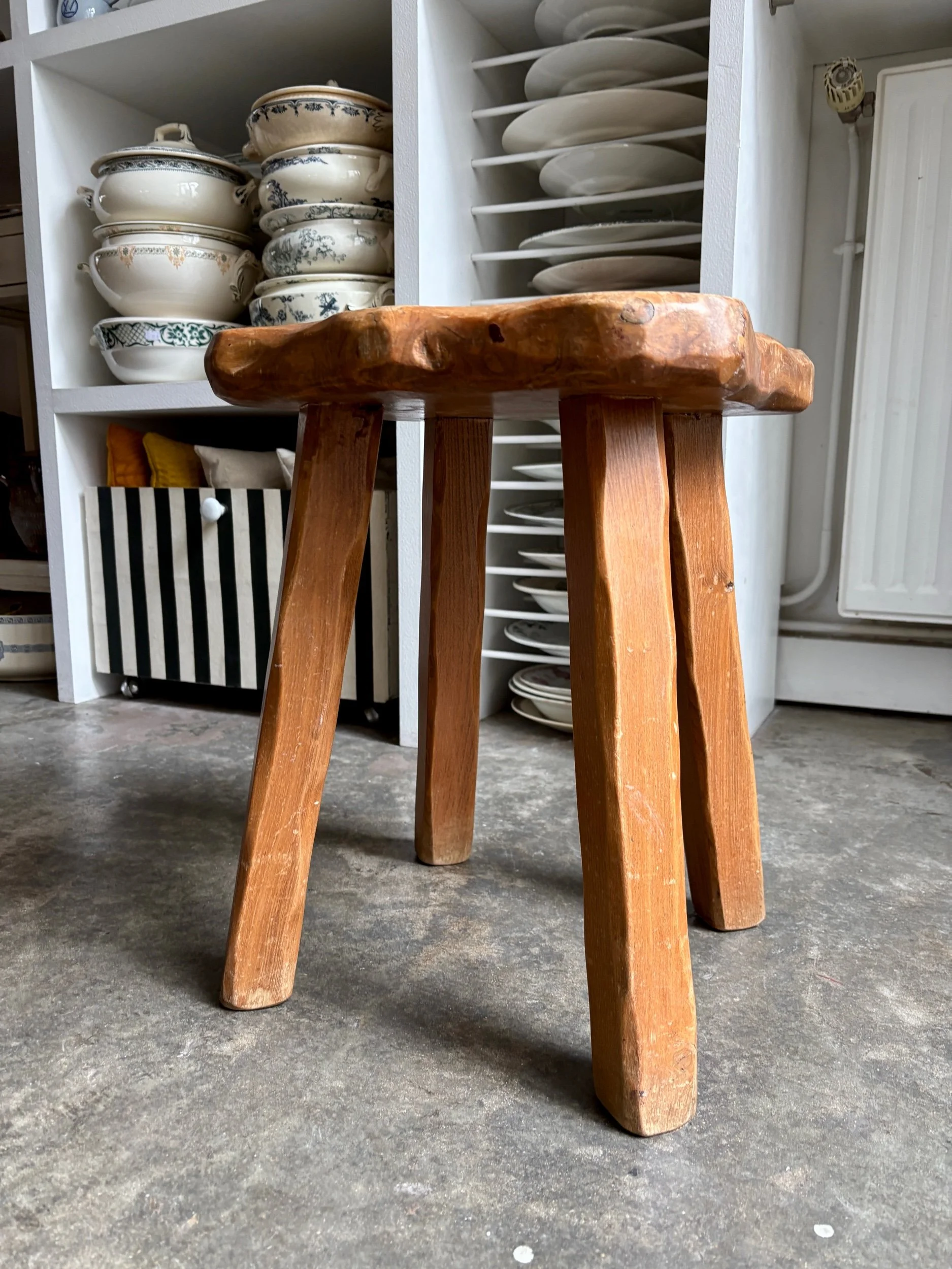 tabouret-brutalise-bois-assise-vintage-axs-design-paris-france