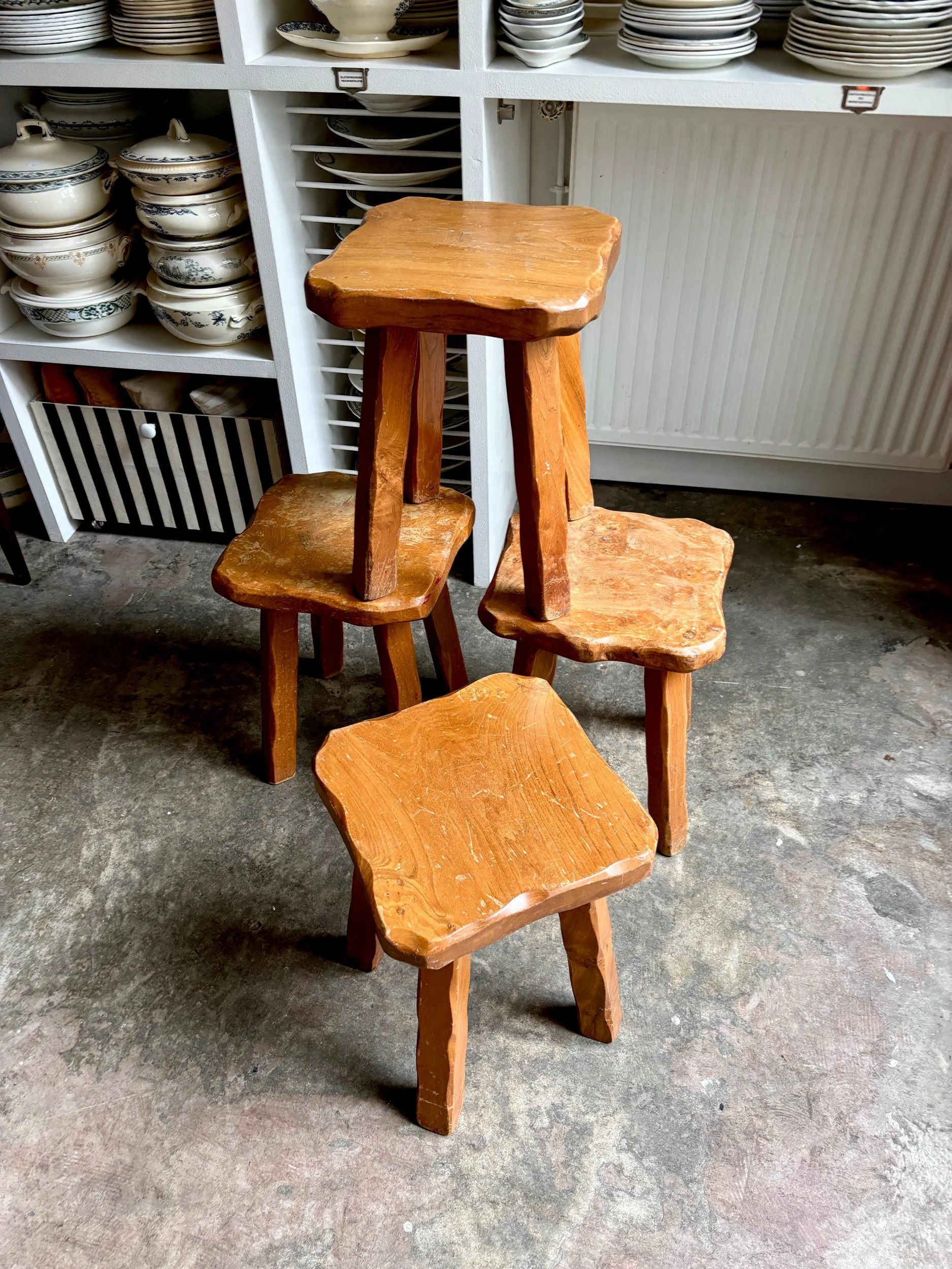 Tabouret brutaliste en bois