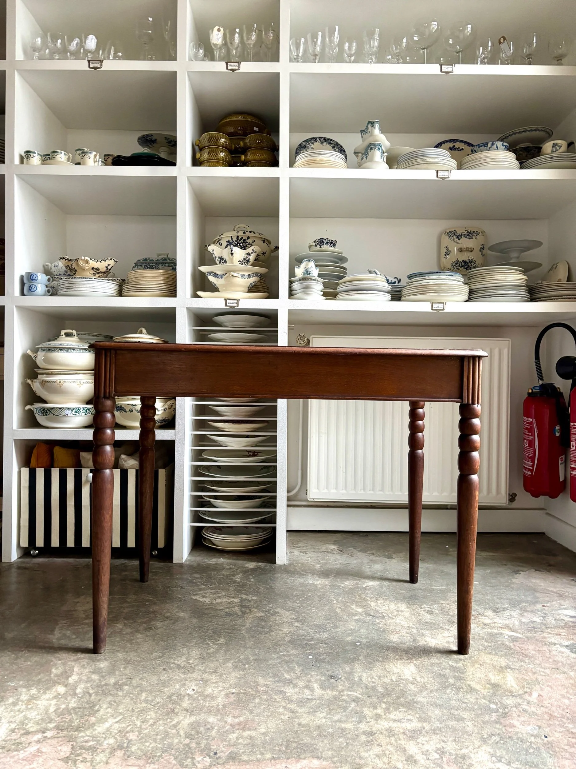 bureau-table-bois-fonce-vintage-axs-design-paris-france