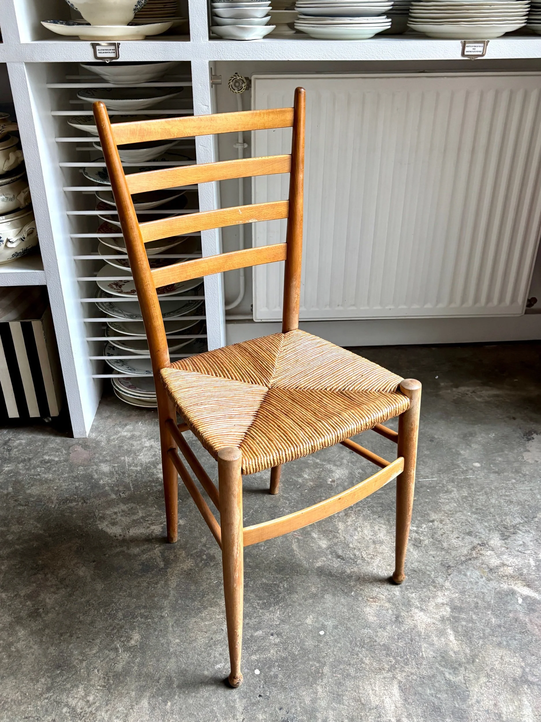 Chaise en bois clair et paille