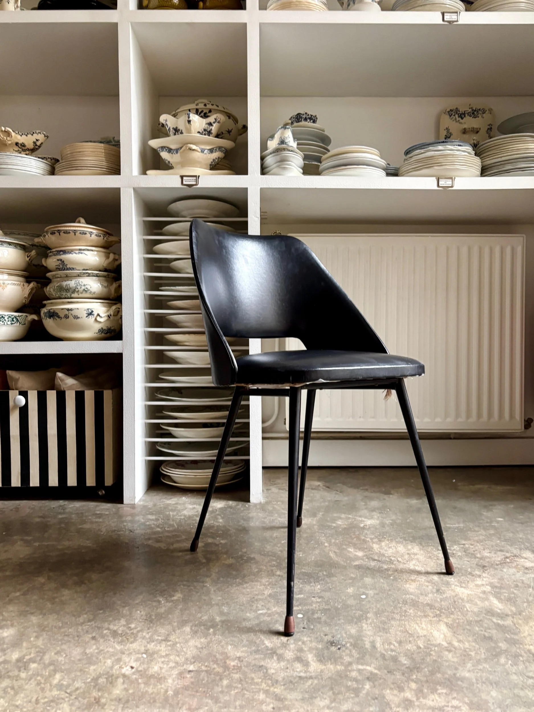 Chaise en simili-cuir noir