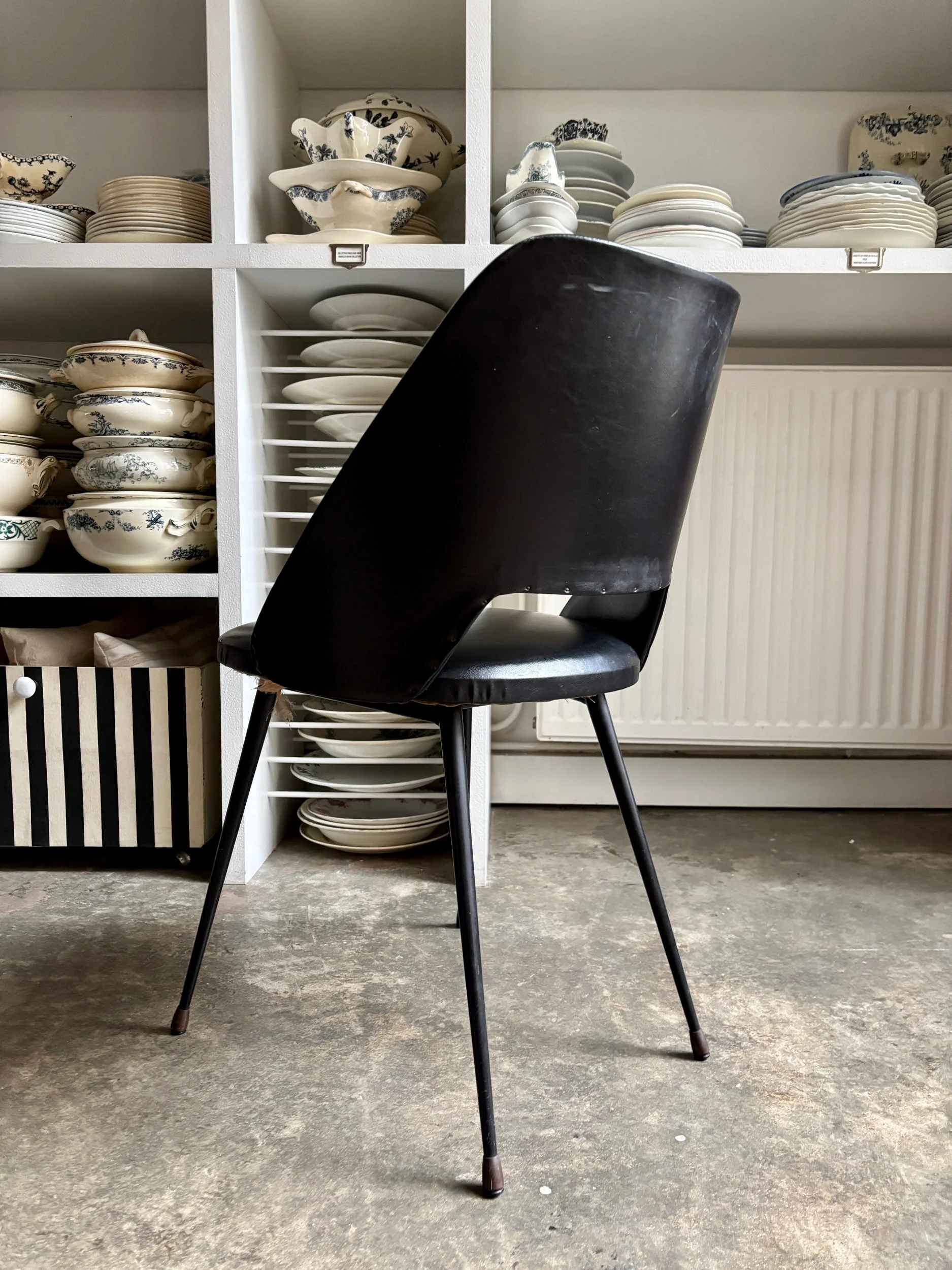 chaise-simili-cuir-metal-noir-assise-vintage-axs-design-paris-france