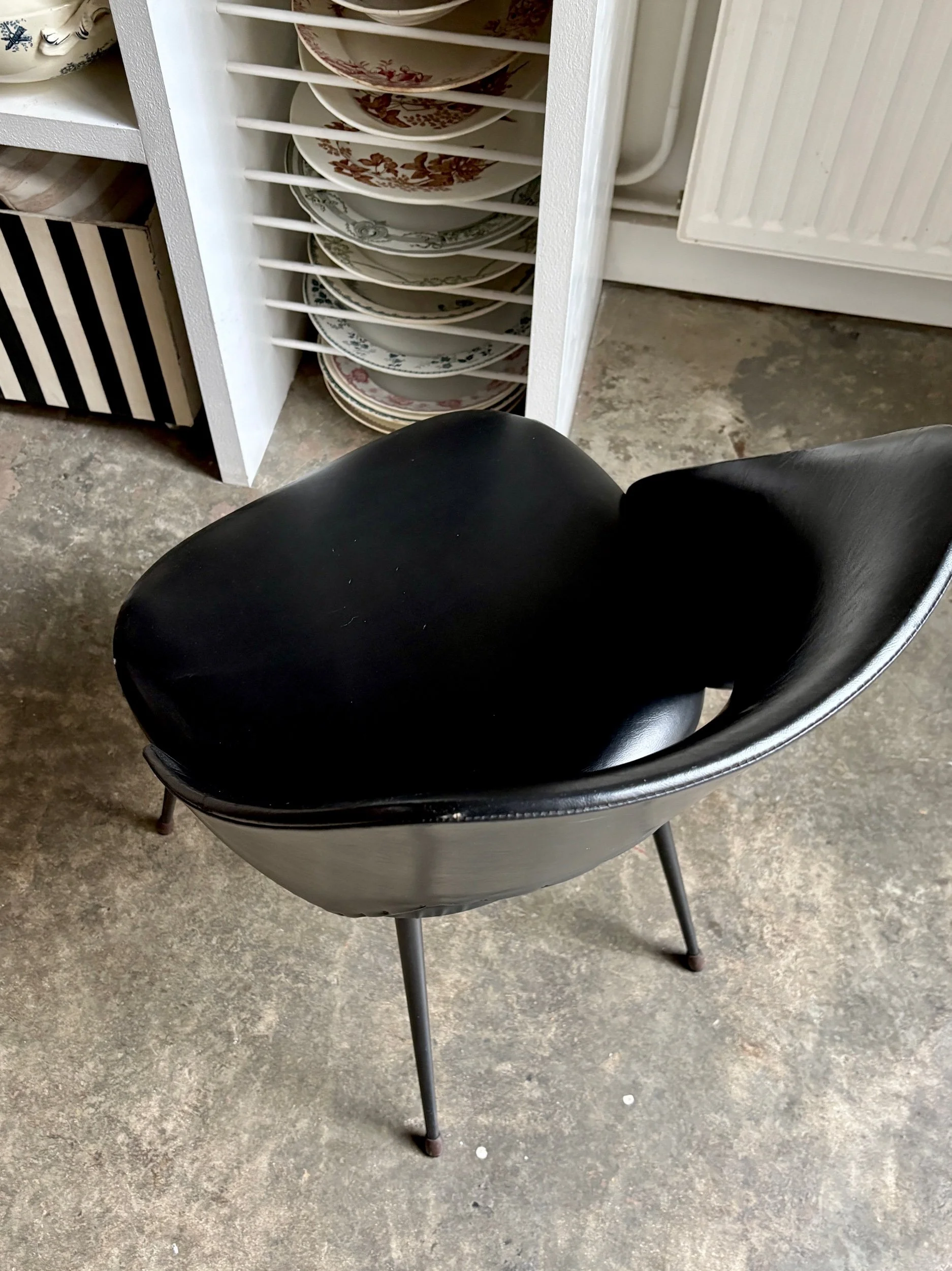 chaise-simili-cuir-metal-noir-assise-vintage-axs-design-paris-france
