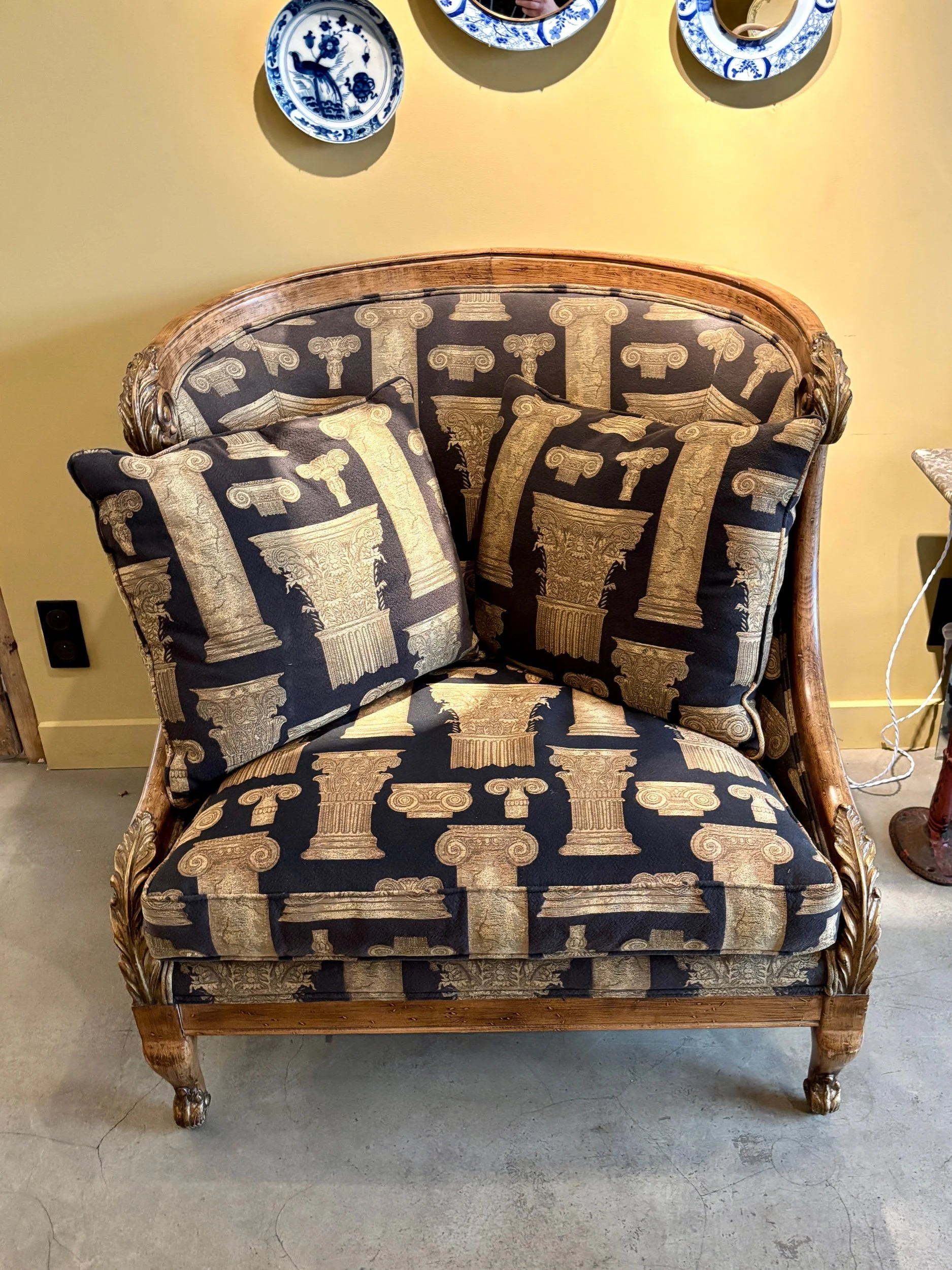 fauteuil-confessionnal-bois-coton-noir-beige-assise-vintage-axs-design-paris-france