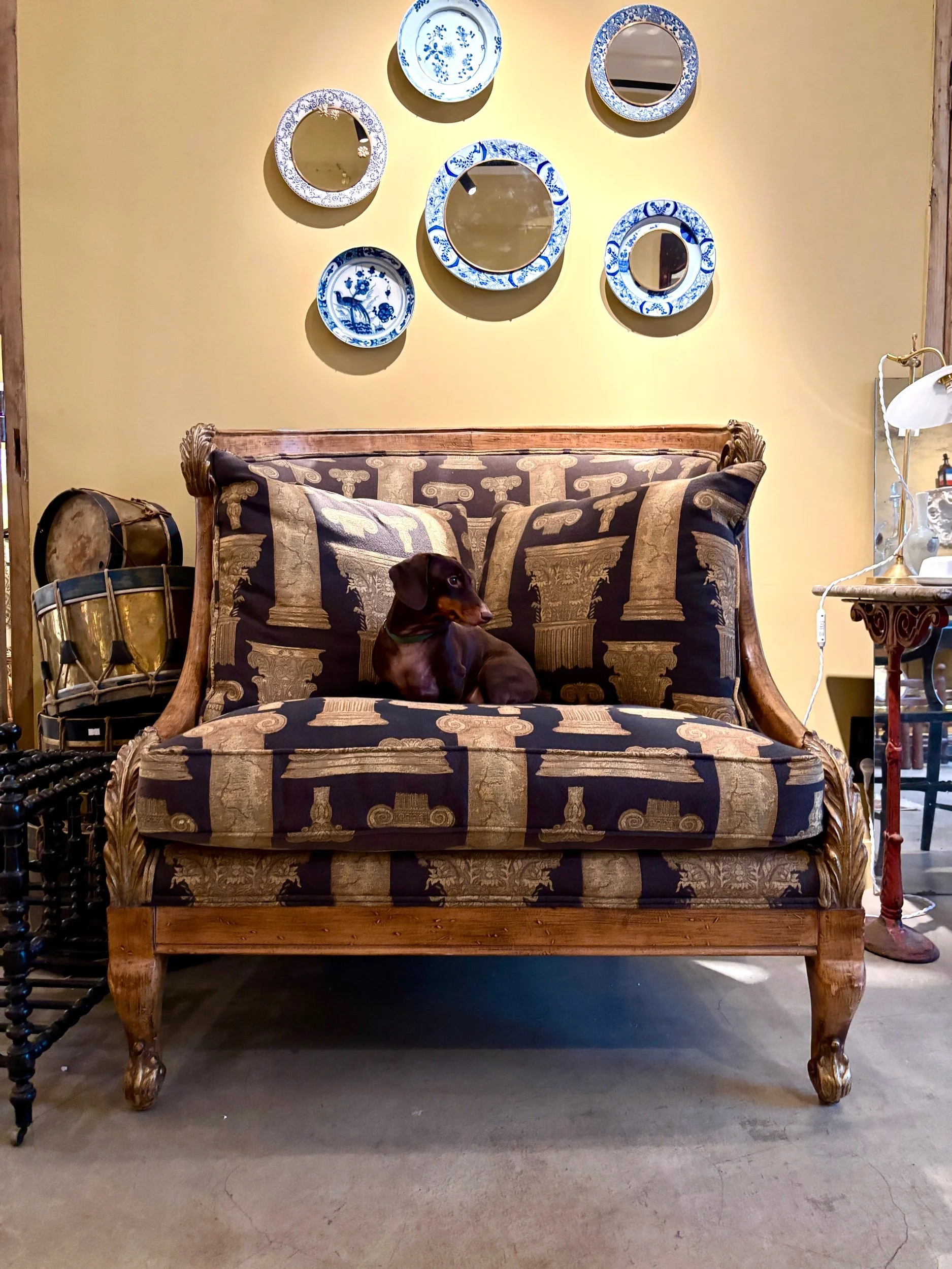 Fauteuil en confessionnal en bois et coton noir et beige