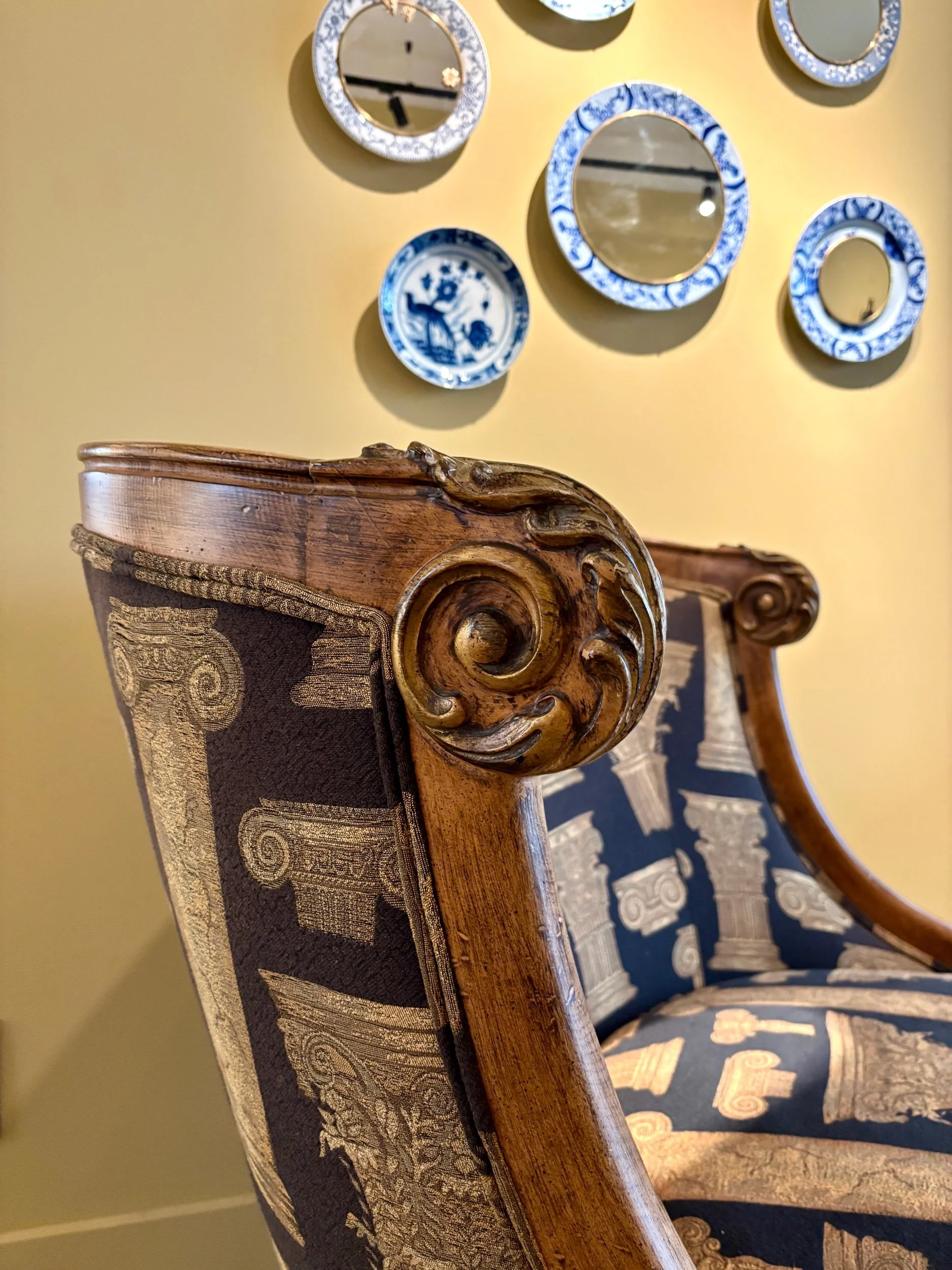 fauteuil-confessionnal-bois-coton-noir-beige-assise-vintage-axs-design-paris-france