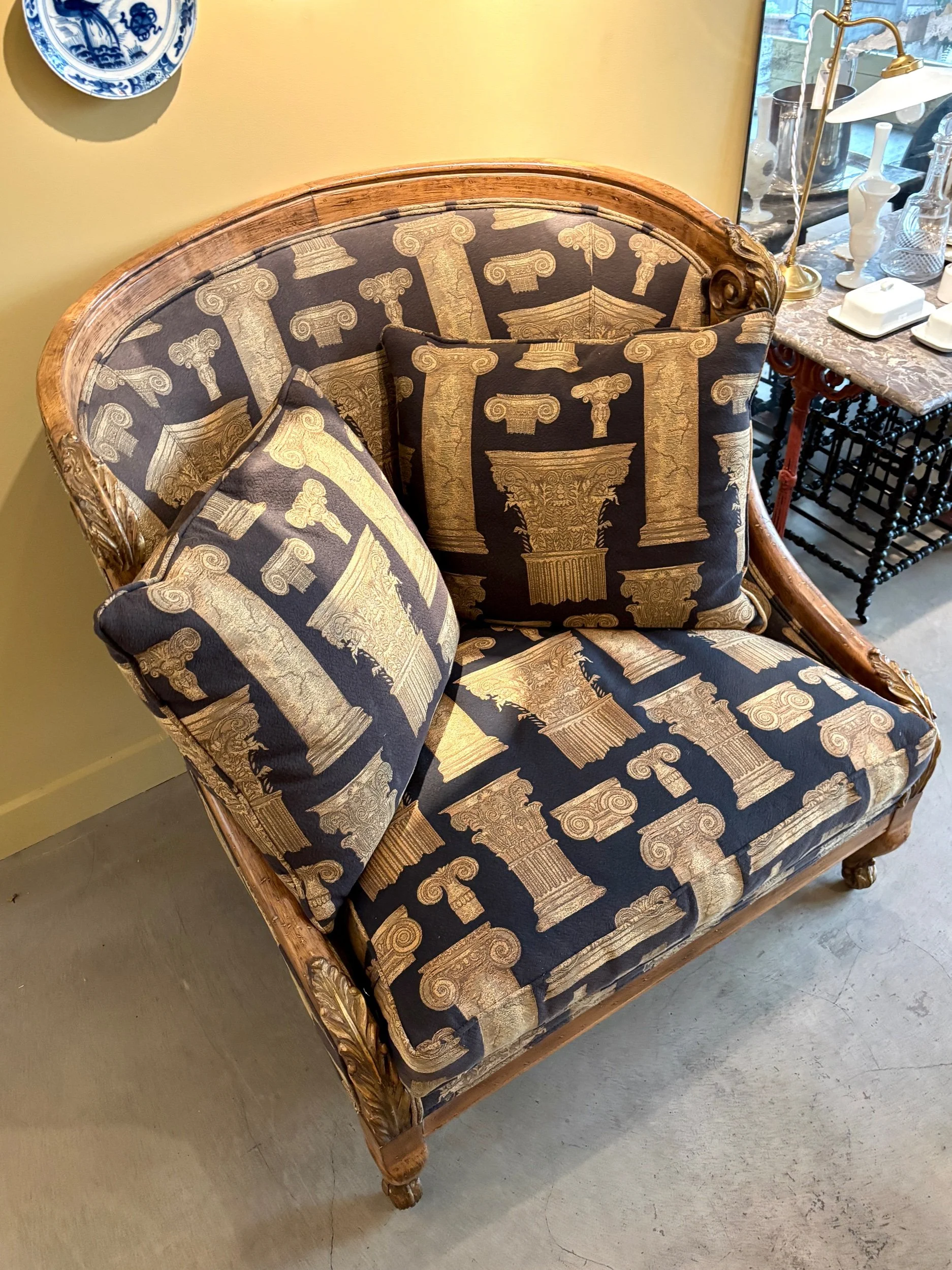 fauteuil-confessionnal-bois-coton-noir-beige-assise-vintage-axs-design-paris-france