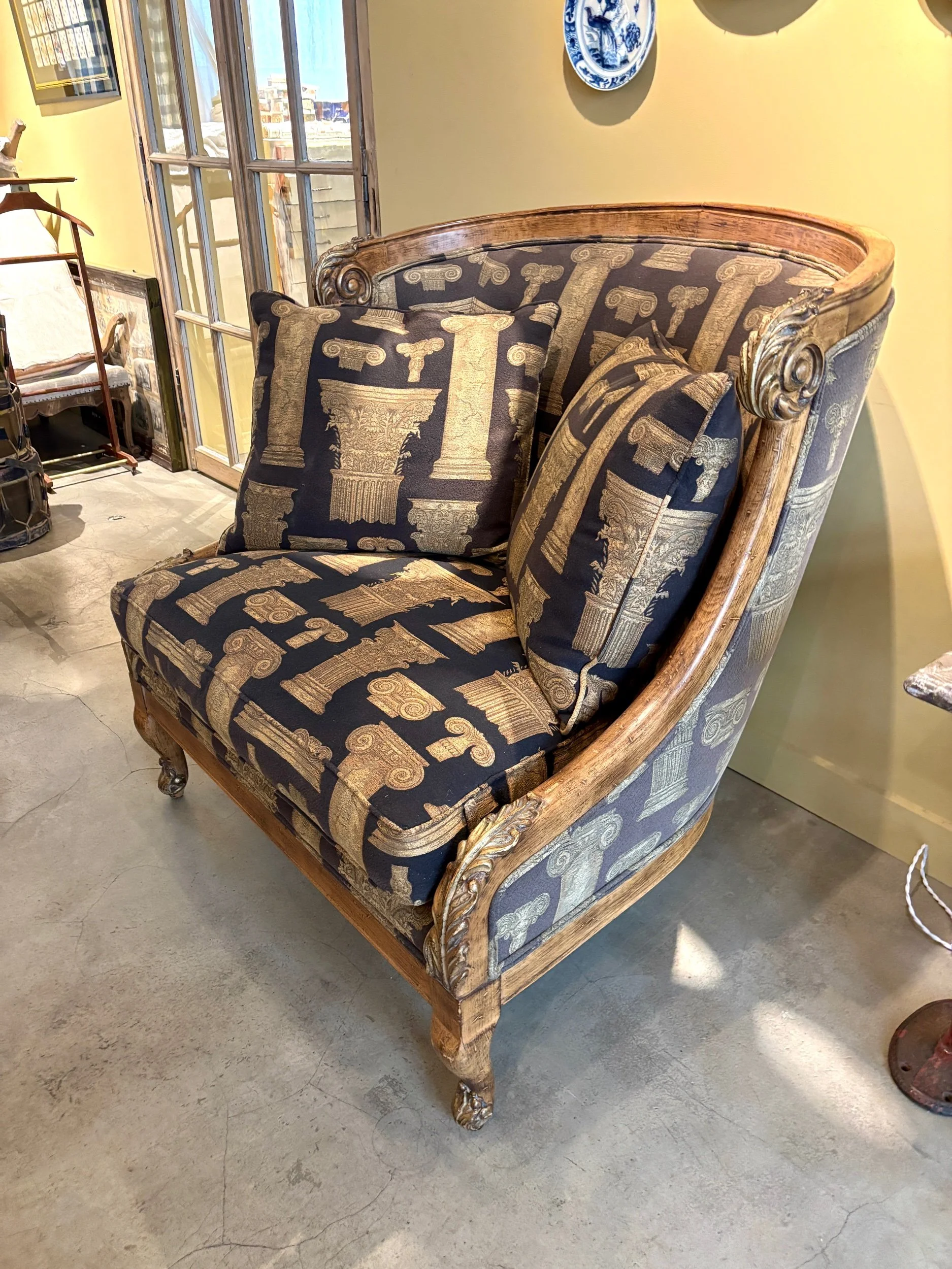 fauteuil-confessionnal-bois-coton-noir-beige-assise-vintage-axs-design-paris-france