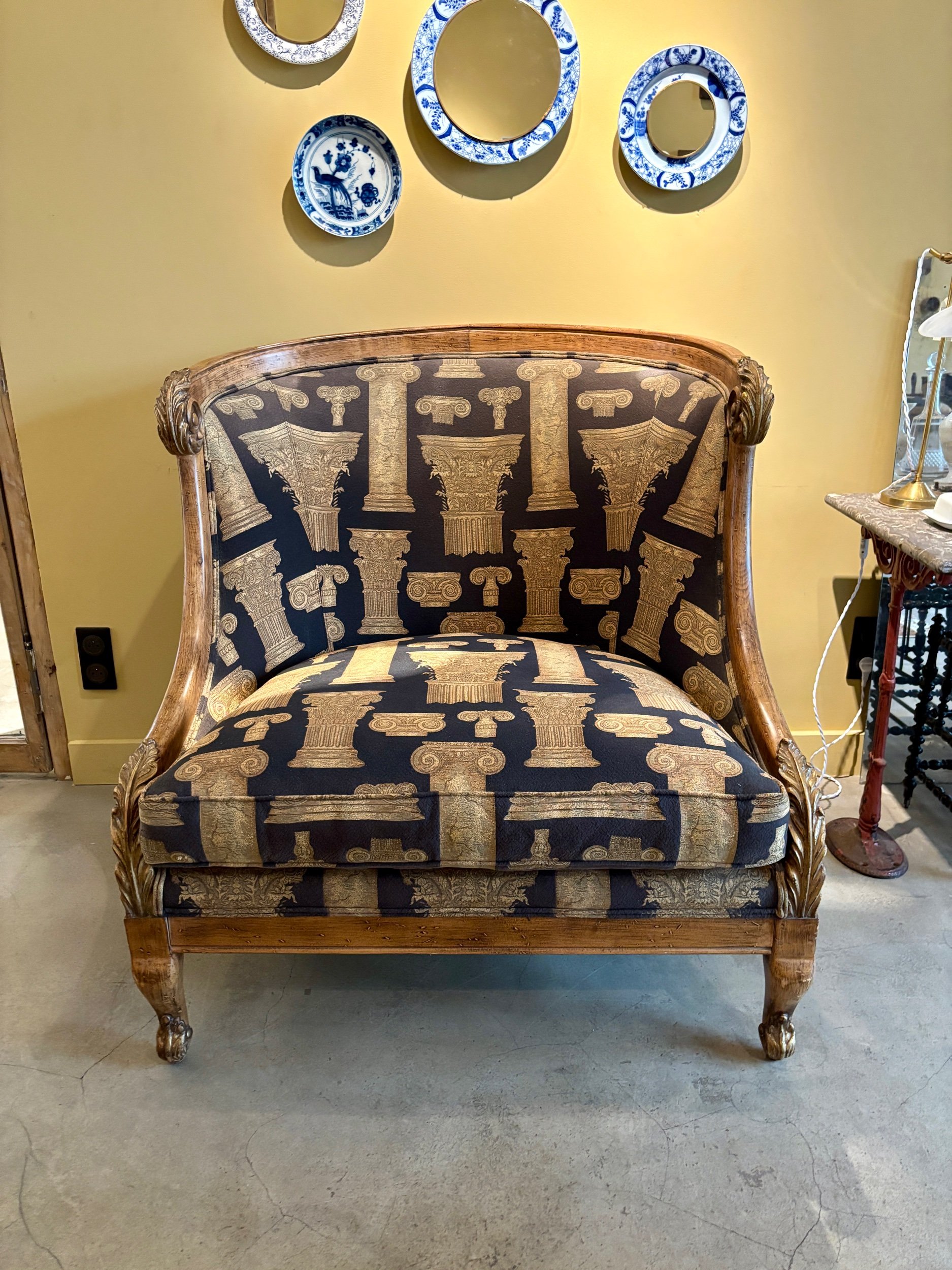 fauteuil-confessionnal-bois-coton-noir-beige-assise-vintage-axs-design-paris-france