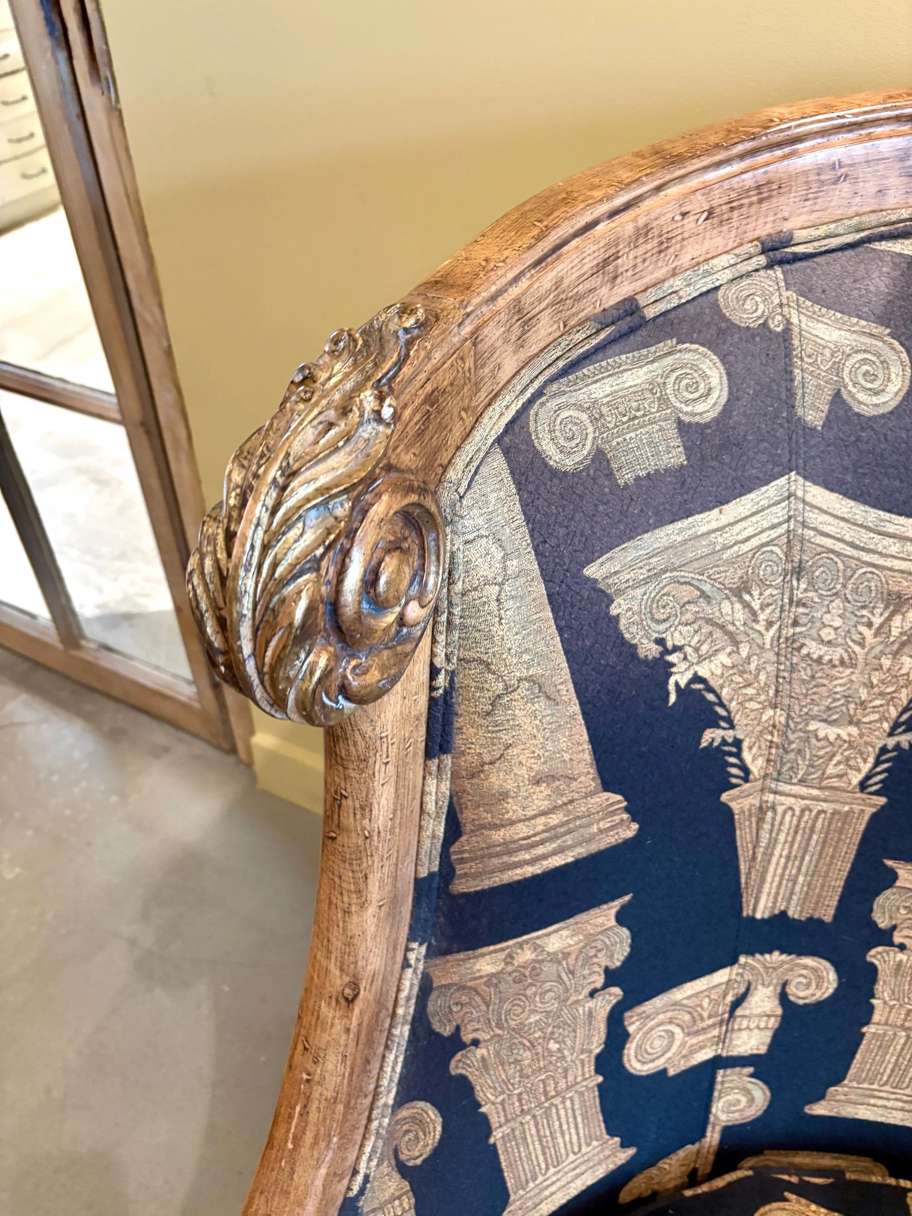 fauteuil-confessionnal-bois-coton-noir-beige-assise-vintage-axs-design-paris-france