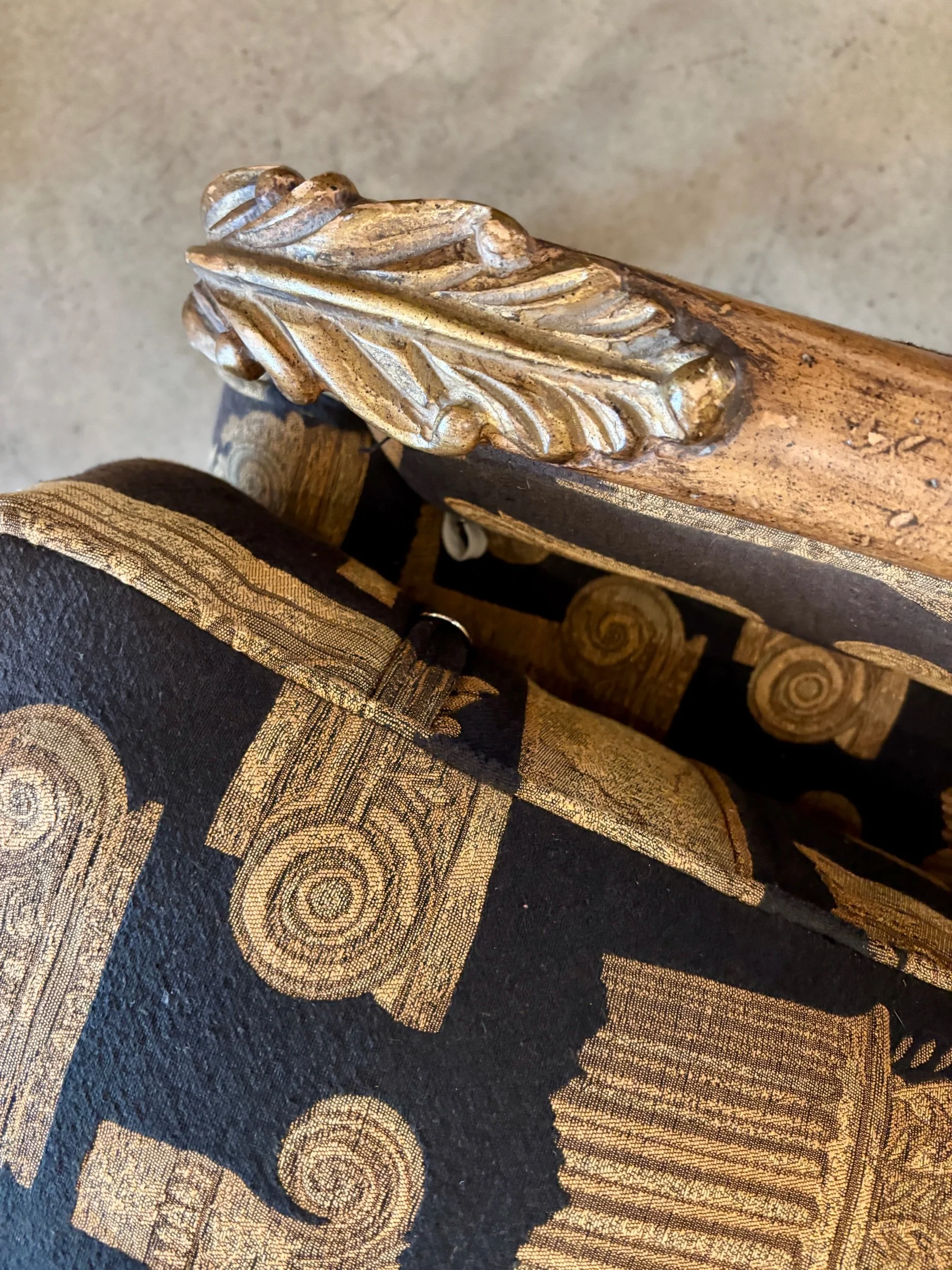 fauteuil-confessionnal-bois-coton-noir-beige-assise-vintage-axs-design-paris-france