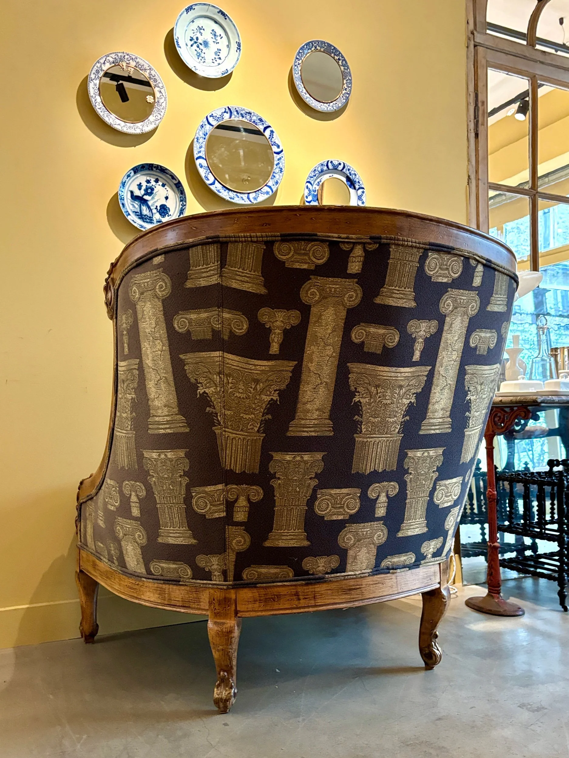 fauteuil-confessionnal-bois-coton-noir-beige-assise-vintage-axs-design-paris-france