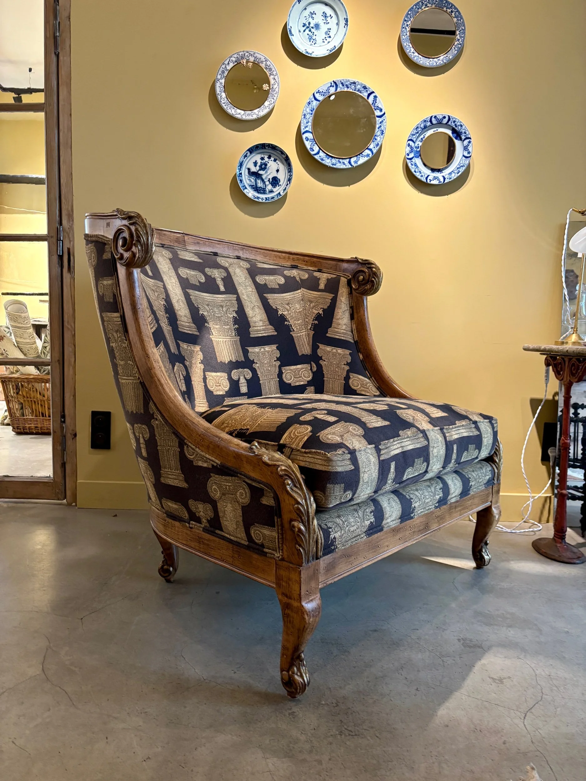 fauteuil-confessionnal-bois-coton-noir-beige-assise-vintage-axs-design-paris-france