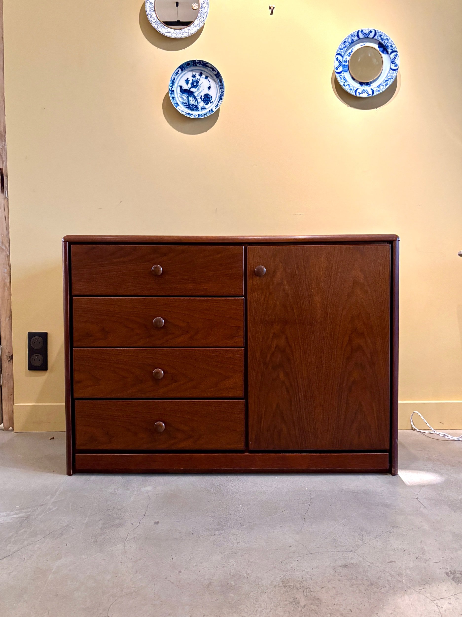 Commode, buffet 4 tiroirs, 1 porte en bois foncé, France 1982 ☐ 107 x 50 cm