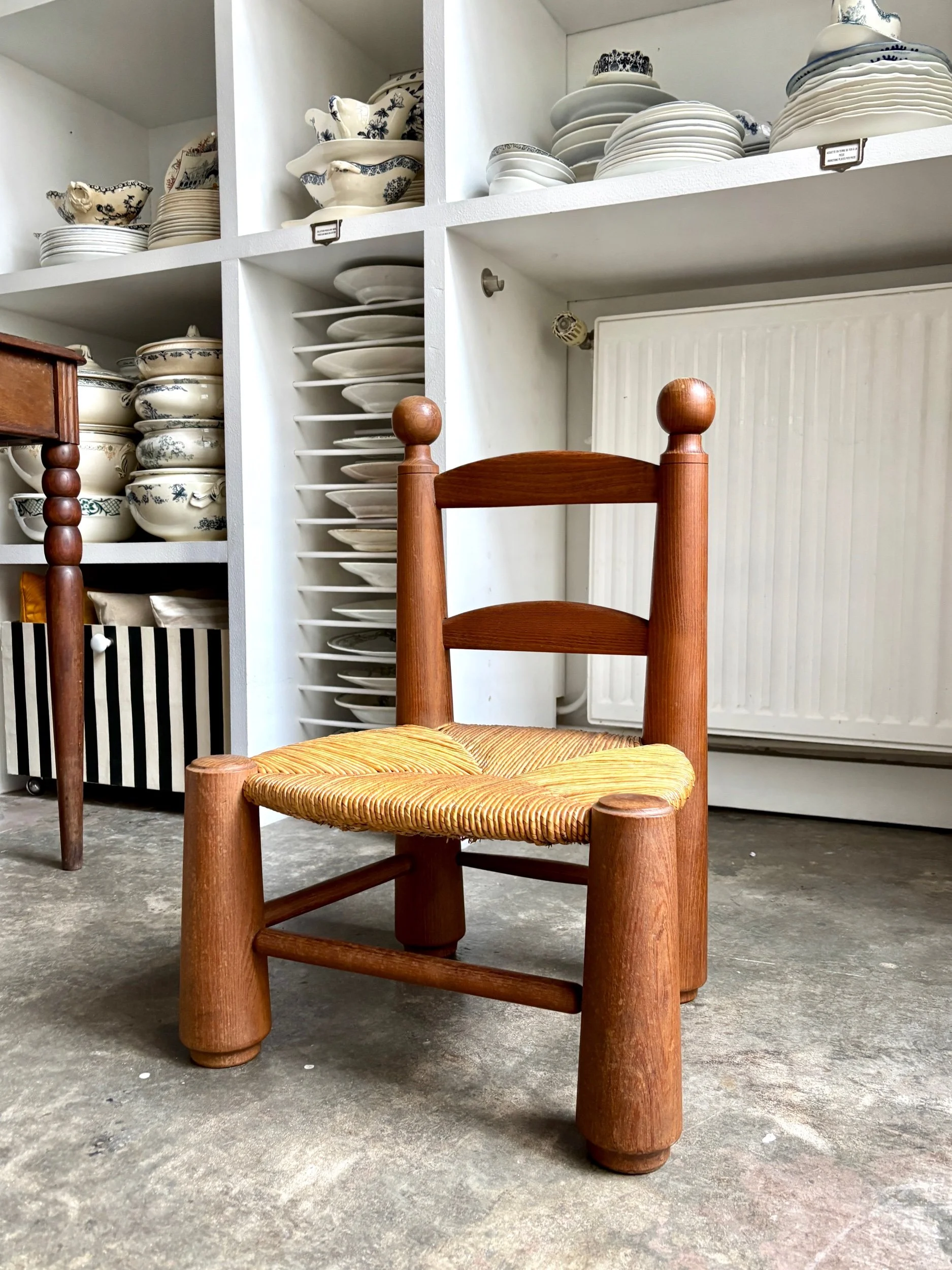 Chaise basse brutaliste en bois foncé et paille n°3