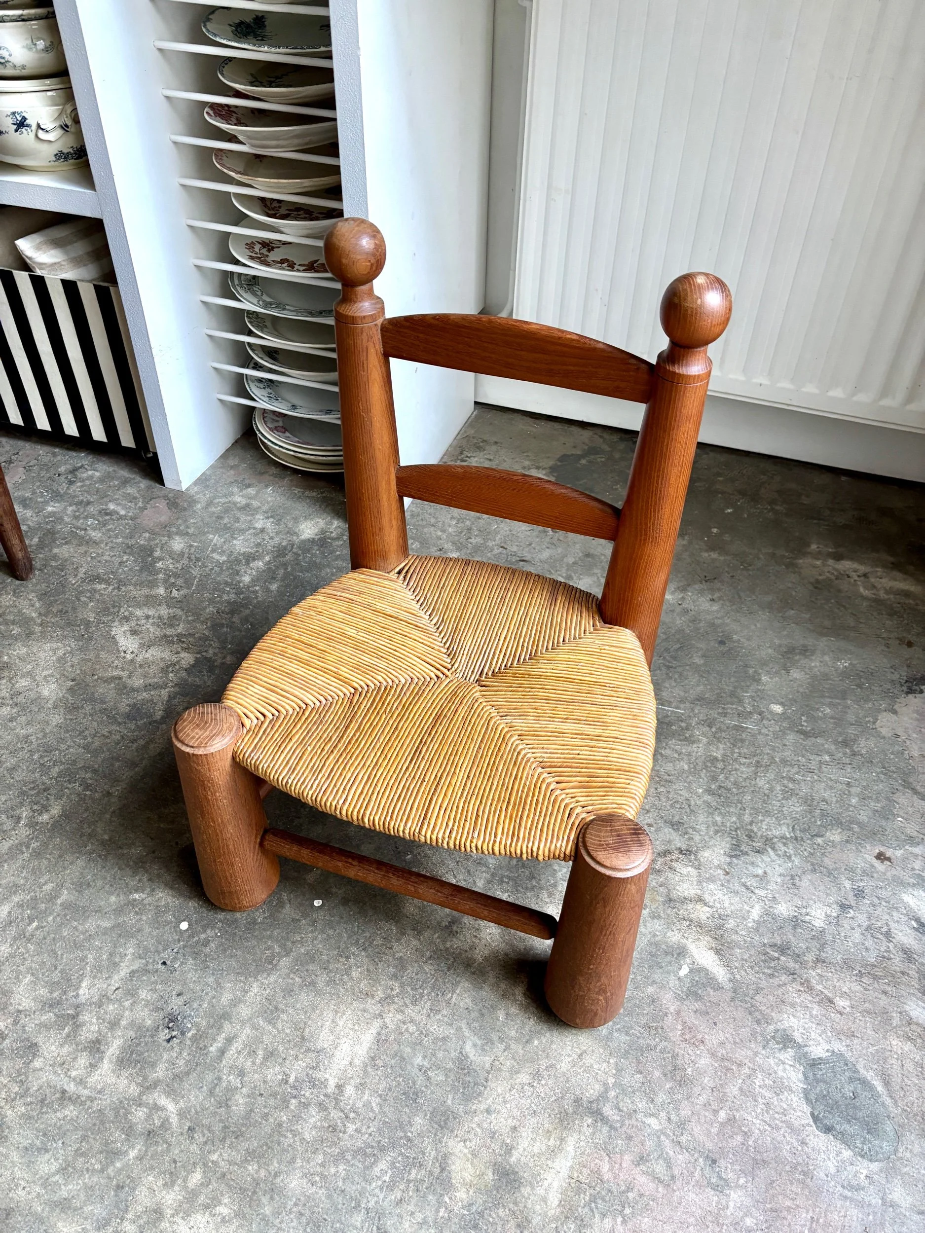 chaise-basse-brutaliste-bois-paille-3-assise-vintage-axs-design-paris-france