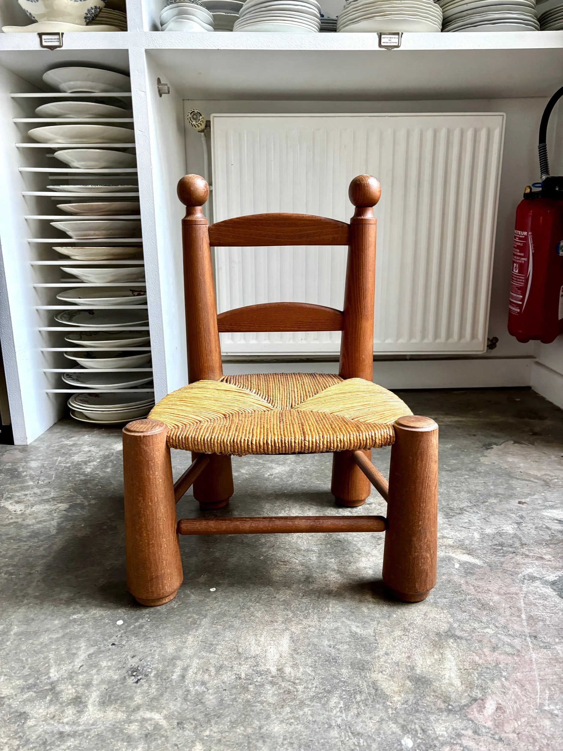 chaise-basse-brutaliste-bois-paille-3-assise-vintage-axs-design-paris-france