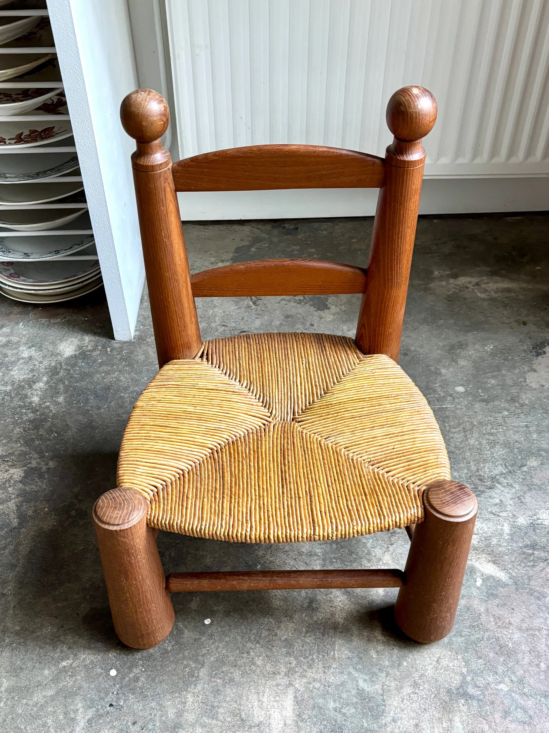 chaise-basse-brutaliste-bois-paille-3-assise-vintage-axs-design-paris-france