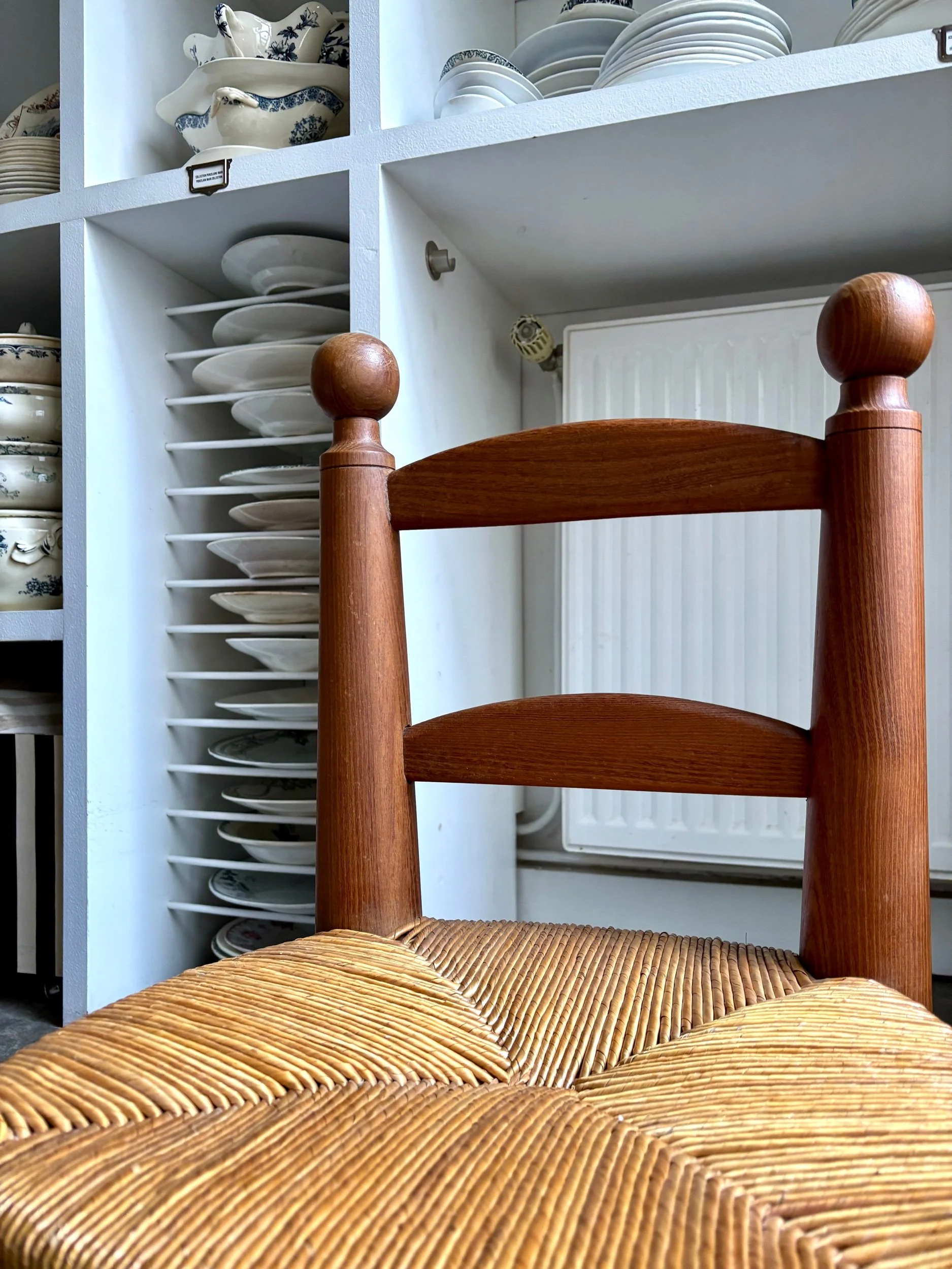 chaise-basse-brutaliste-bois-paille-3-assise-vintage-axs-design-paris-france