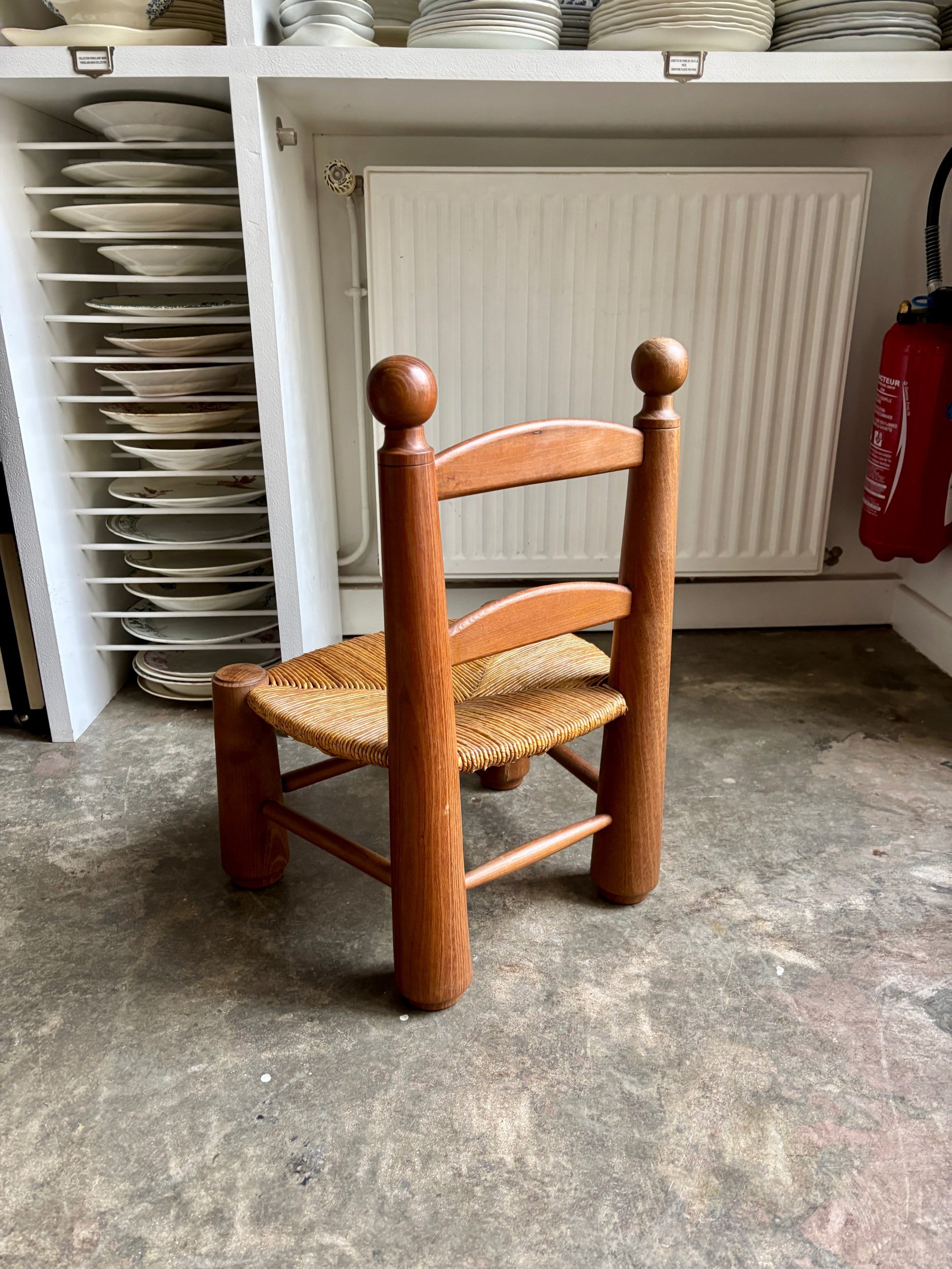 chaise-basse-brutaliste-bois-paille-3-assise-vintage-axs-design-paris-france