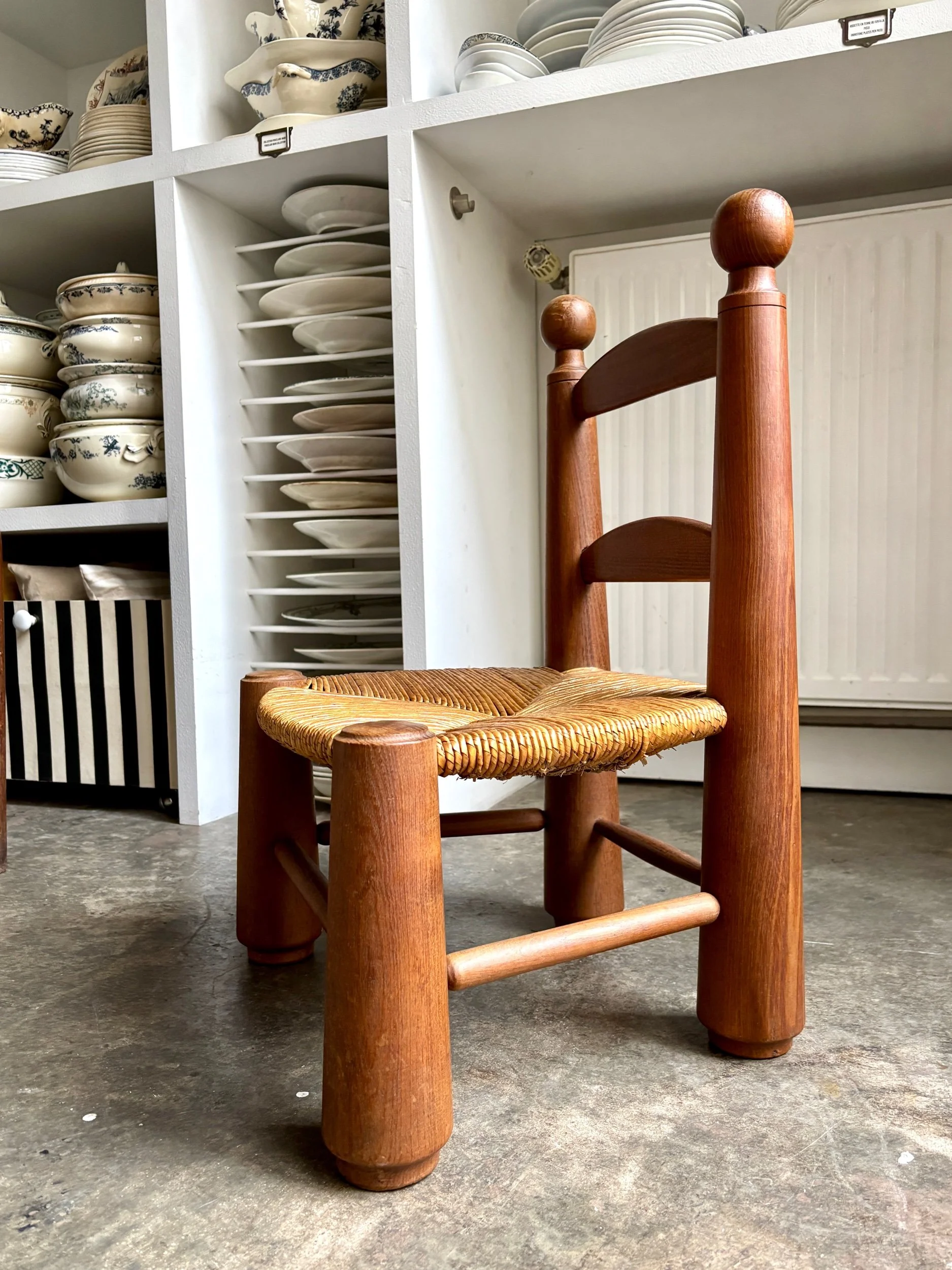 chaise-basse-brutaliste-bois-paille-3-assise-vintage-axs-design-paris-france