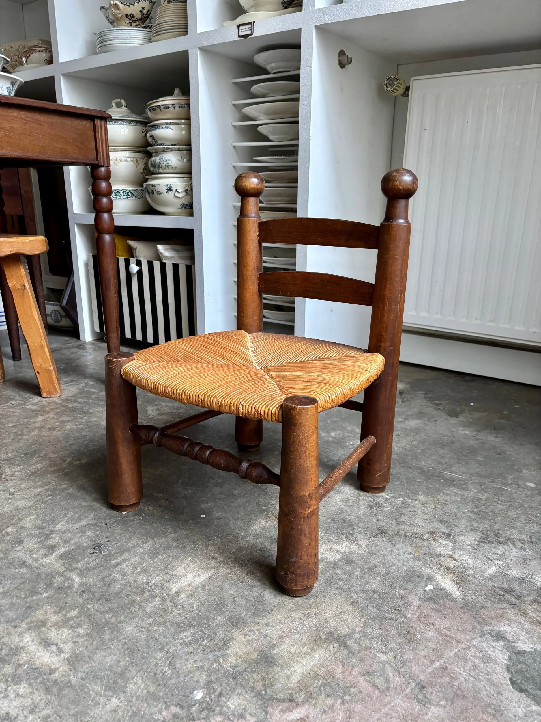 chaise-basse-brutaliste-bois-paille-assise-vintage-axs-design-paris-france