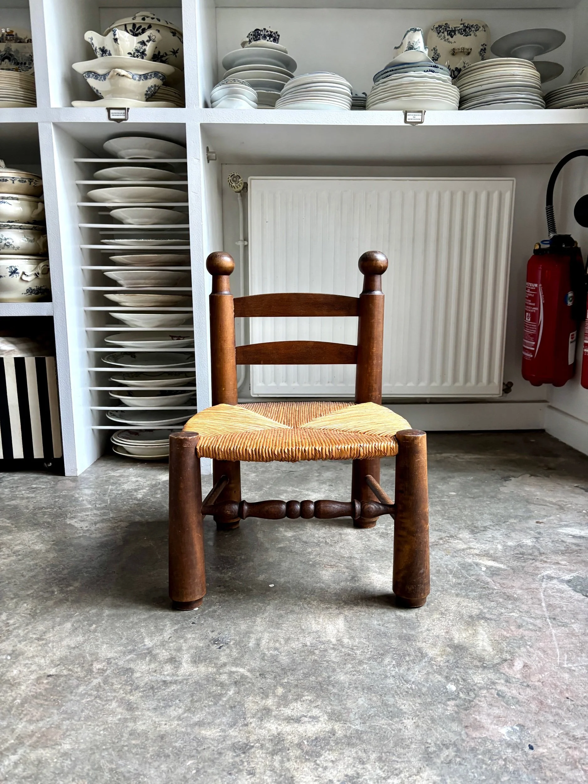 Chaise basse brutaliste en bois foncé et paille n°1