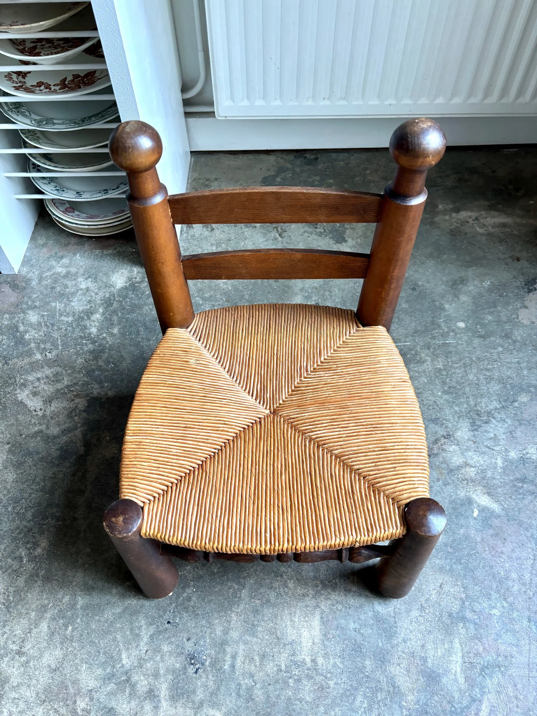 chaise-basse-brutaliste-bois-paille-assise-vintage-axs-design-paris-france