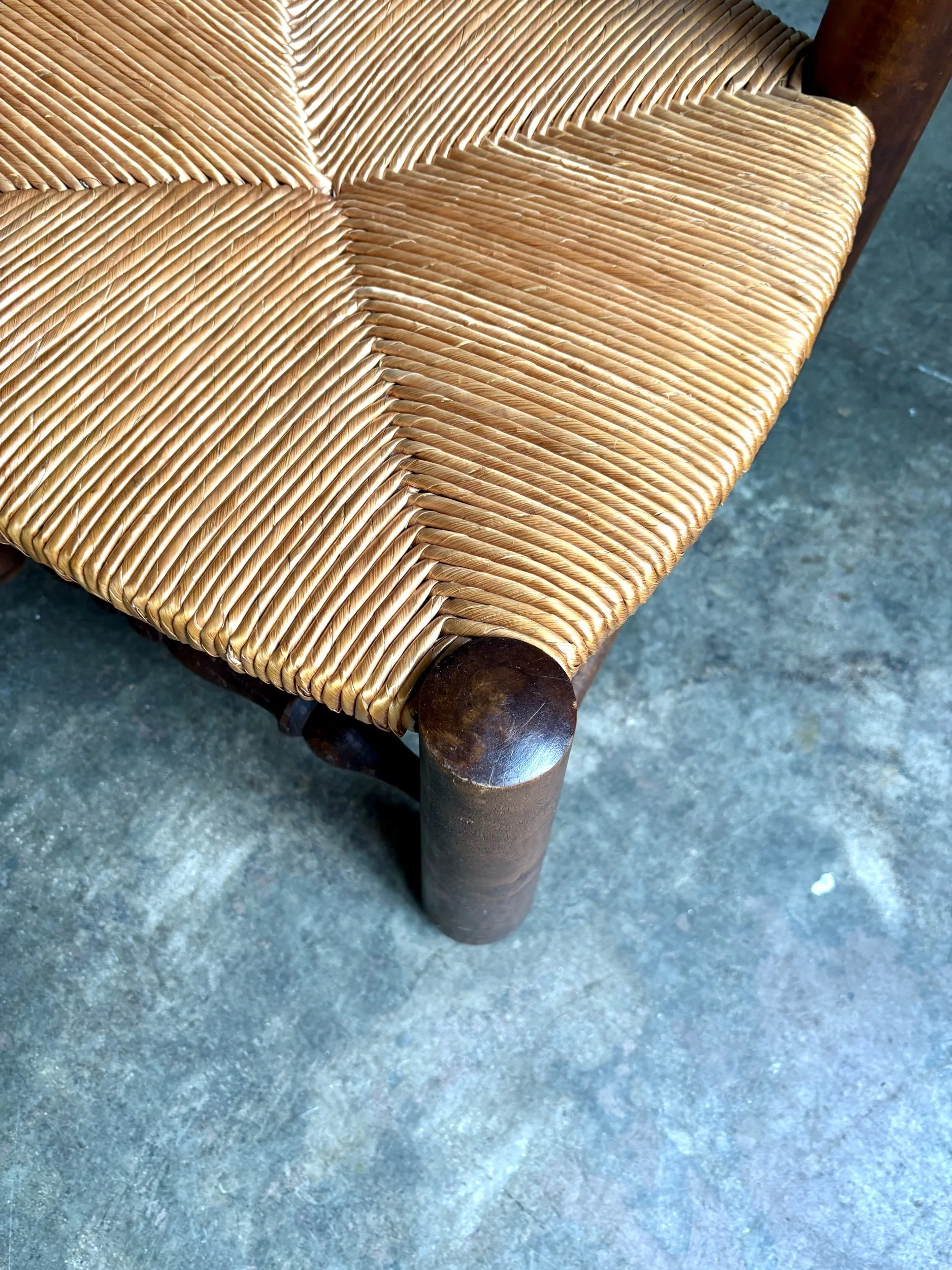 chaise-basse-brutaliste-bois-paille-assise-vintage-axs-design-paris-france