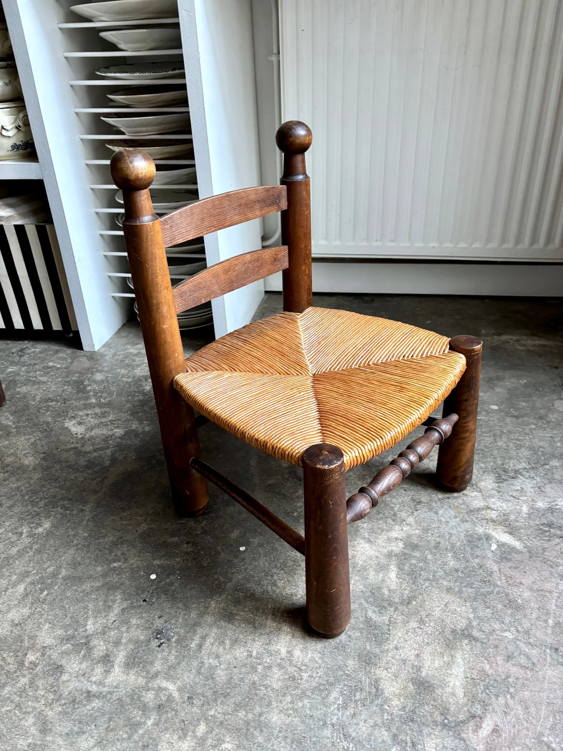 chaise-basse-brutaliste-bois-paille-assise-vintage-axs-design-paris-france