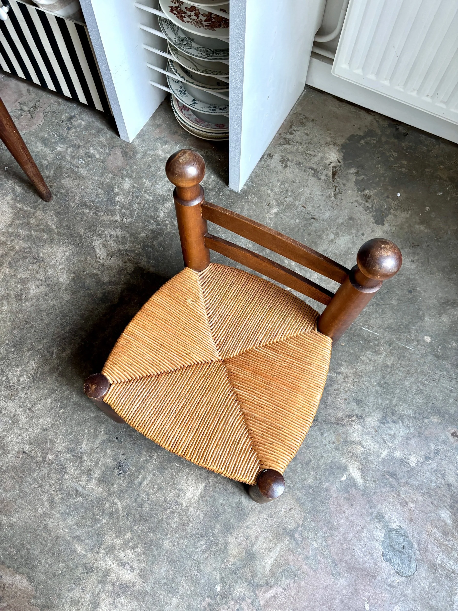 chaise-basse-brutaliste-bois-paille-assise-vintage-axs-design-paris-france