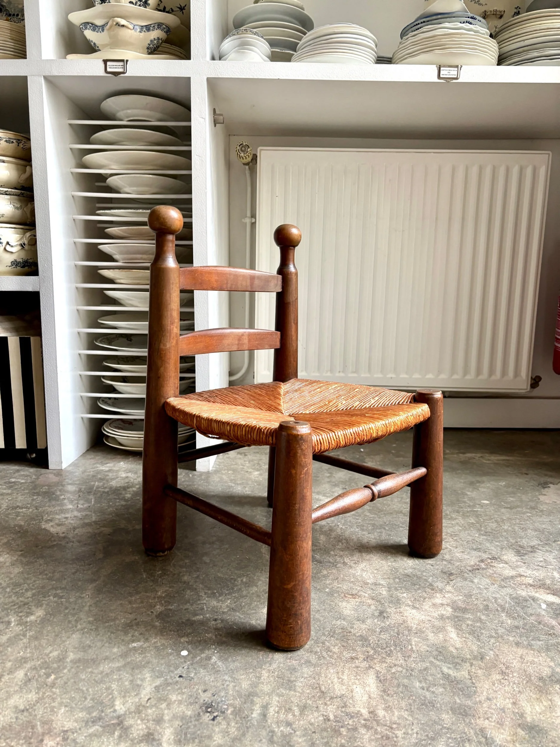 chaise-basse-brutaliste-2-bois-paille-assise-vintage-axs-design-paris-france