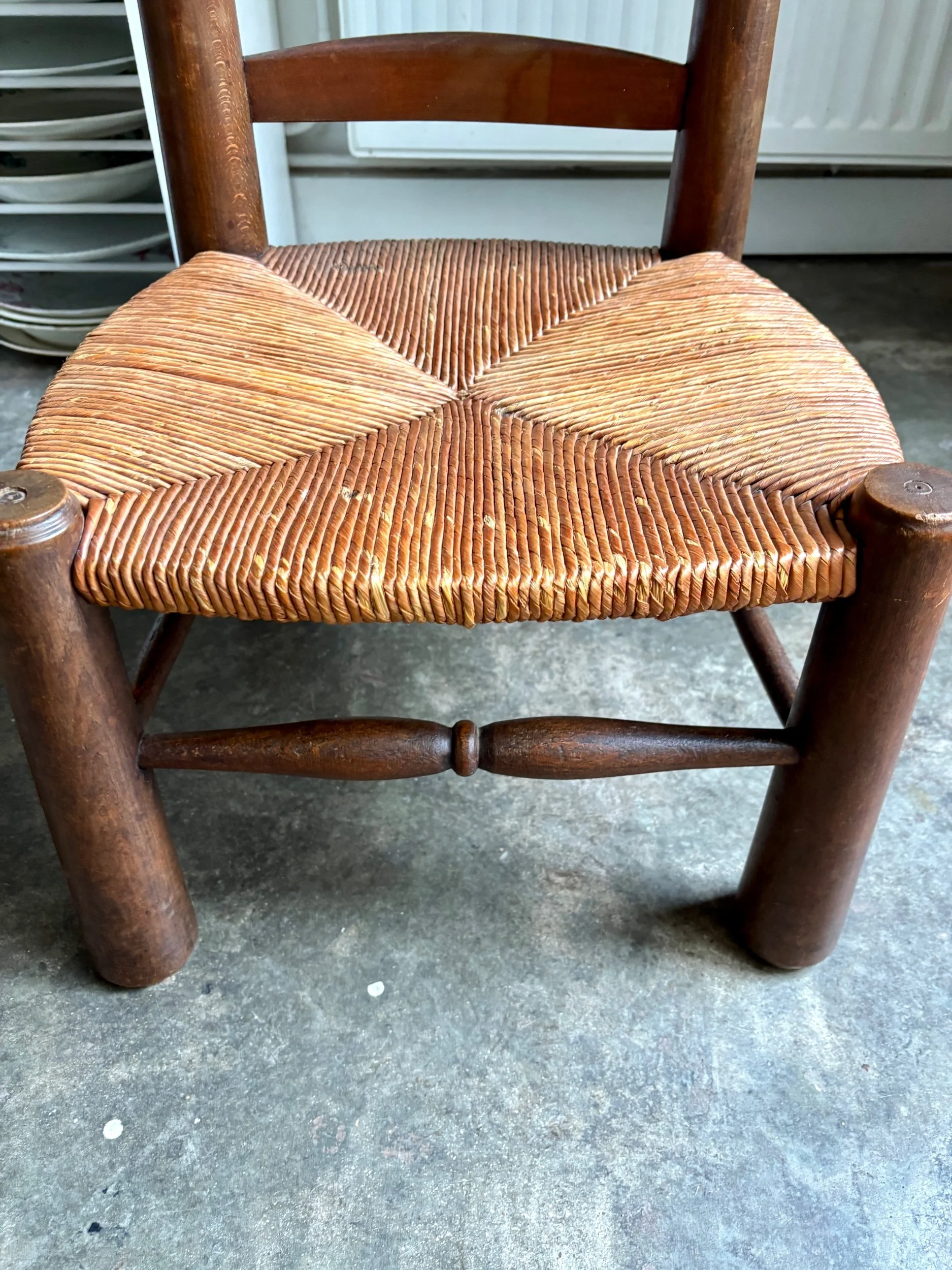 chaise-basse-brutaliste-2-bois-paille-assise-vintage-axs-design-paris-france