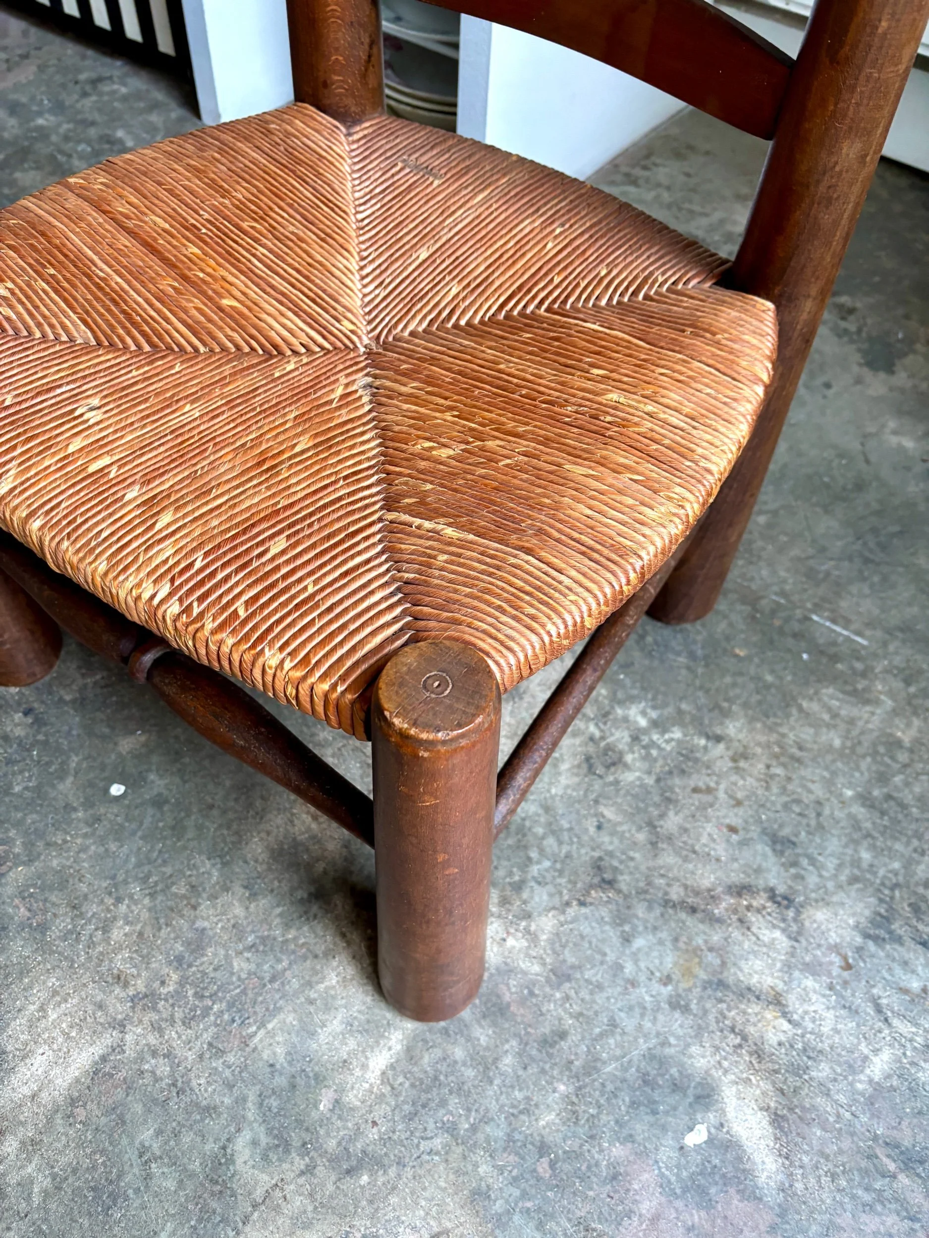 chaise-basse-brutaliste-2-bois-paille-assise-vintage-axs-design-paris-france