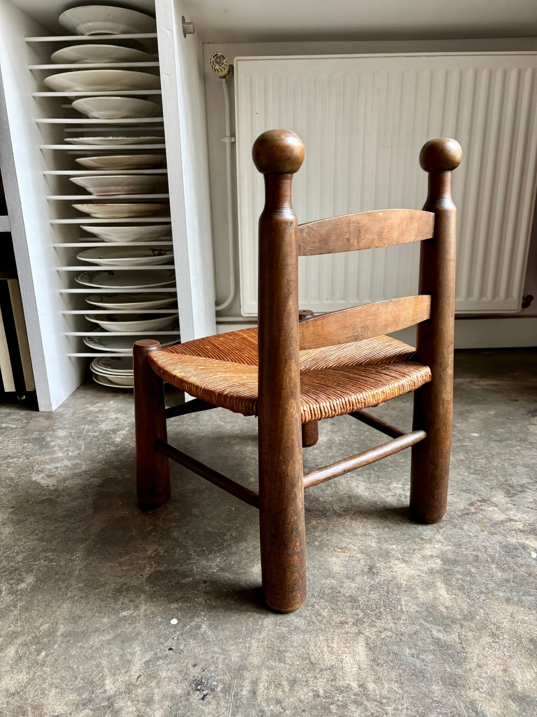 chaise-basse-brutaliste-2-bois-paille-assise-vintage-axs-design-paris-france