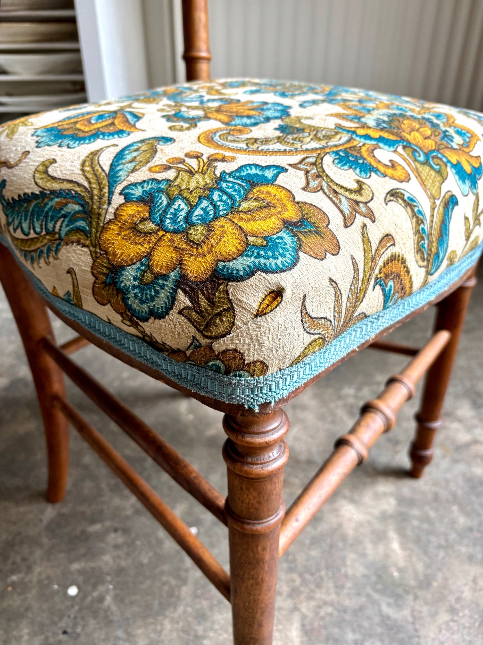 chaise-bois-coton-bleu-jaune-fleurs-assise-vintage-axs-design-paris-france